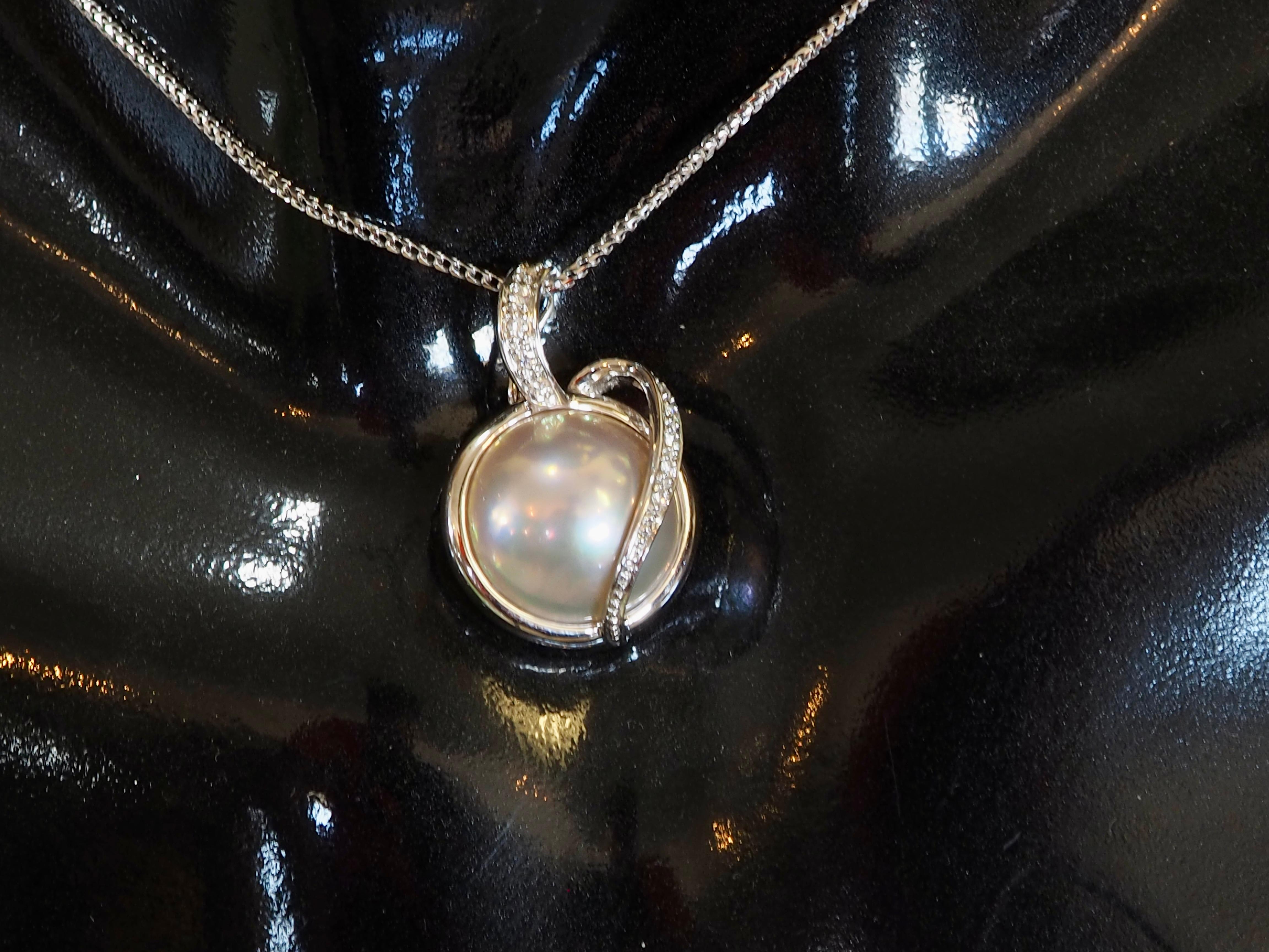 Pendentif rehausseur en or blanc 18K perle Mabe 14mm et diamant 0.14ct en vente 2