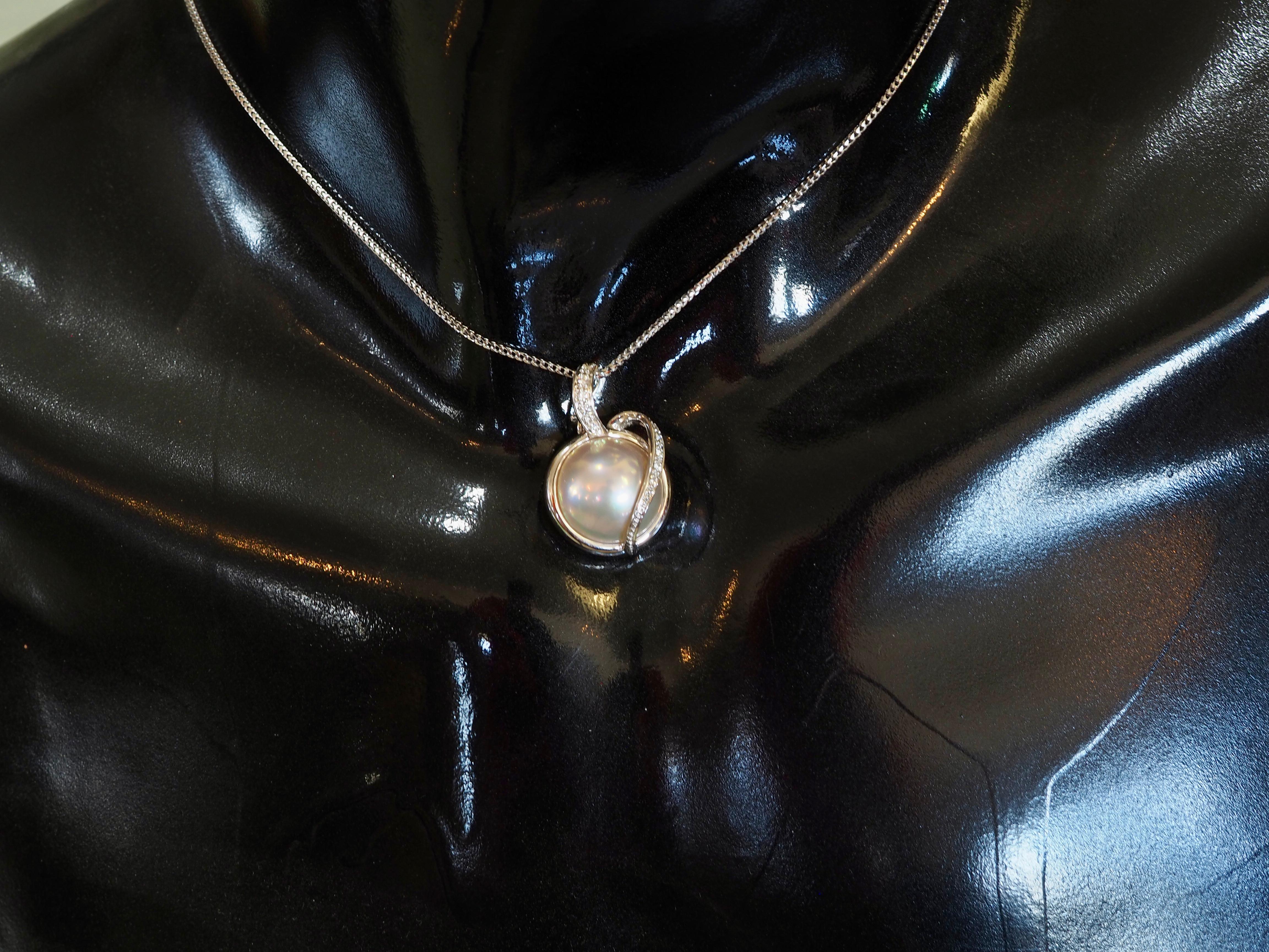 Pendentif rehausseur en or blanc 18K perle Mabe 14mm et diamant 0.14ct en vente 3