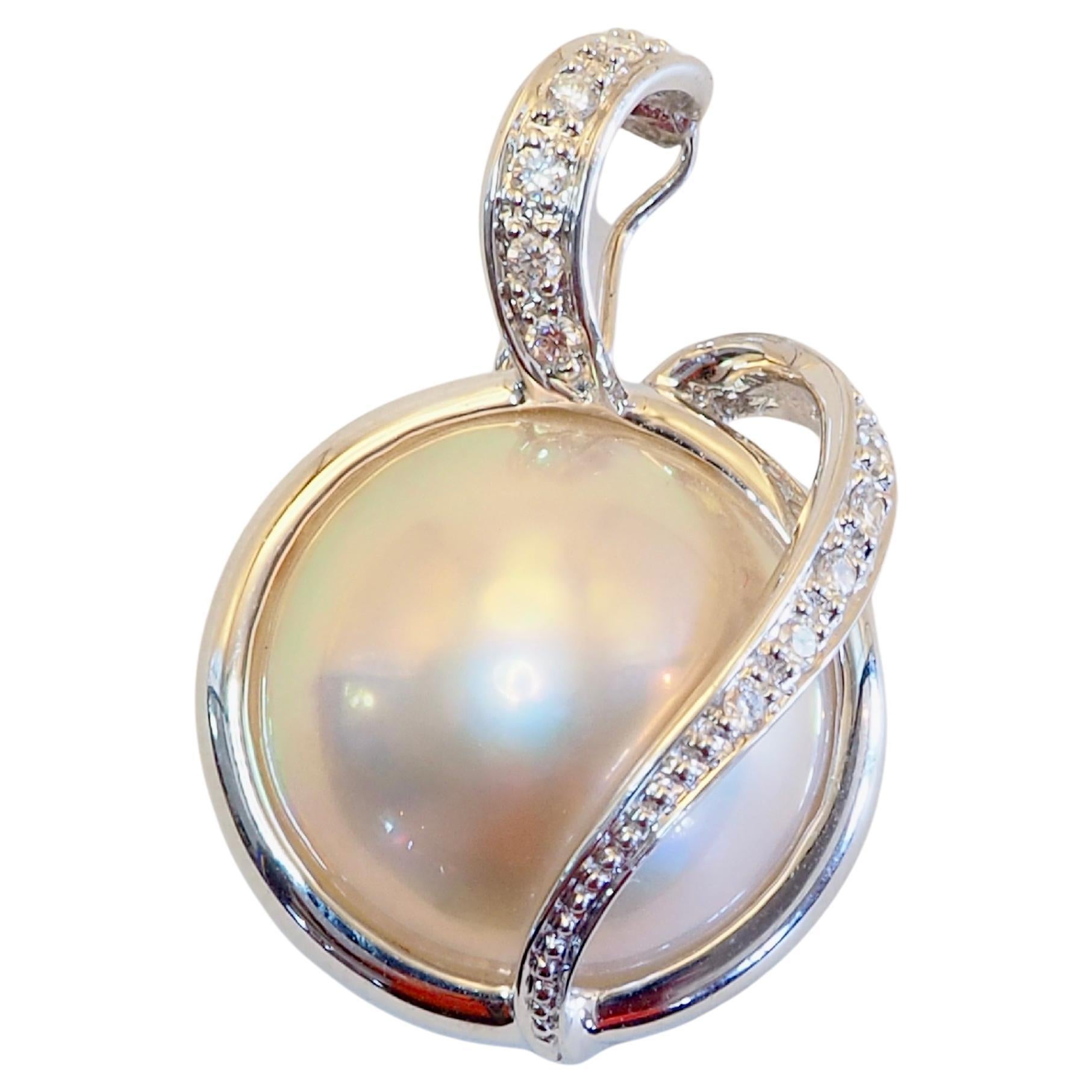 Pendentif rehausseur en or blanc 18K perle Mabe 14mm et diamant 0.14ct en vente