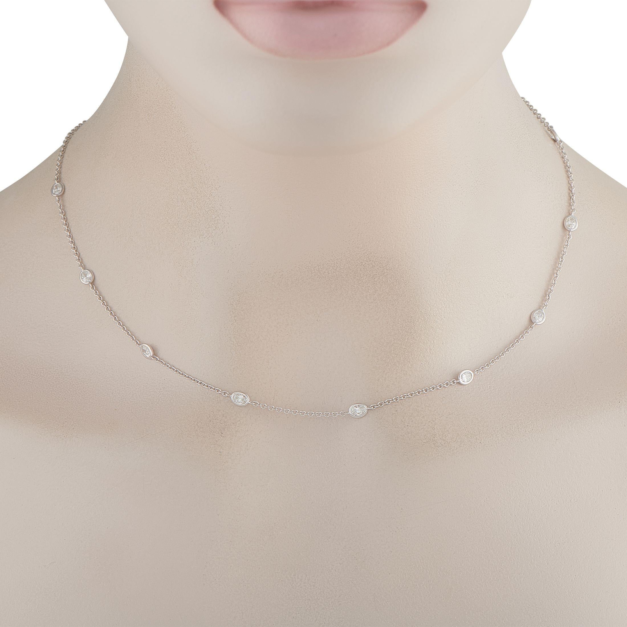 Este collar de elegancia clásica nunca pasará de moda. Fabricada en oro blanco de 18 quilates, una serie de diamantes de talla ovalada con un peso total de 1,50 quilates aportan mucho brillo. Mide 18 de largo y es una pieza ideal para llevar a