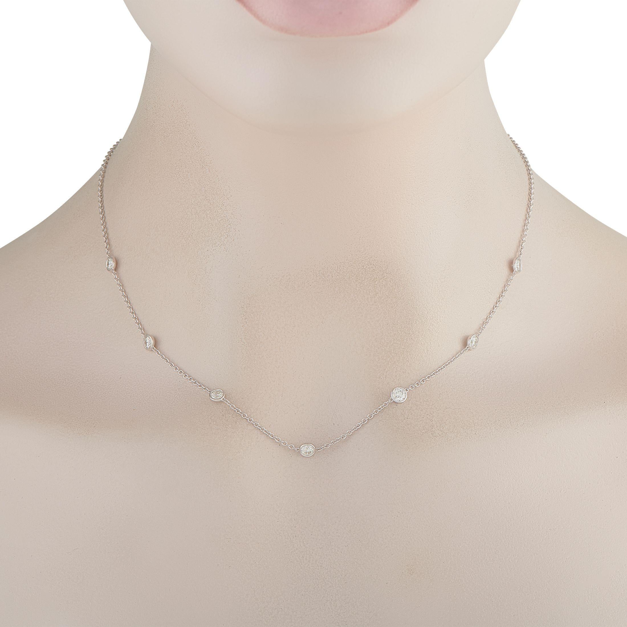 Ce collier rehaussera sans effort n'importe quel ensemble. La chaîne délicate prend vie grâce à des diamants étincelants, sertis en chaton, totalisant 1,50 carats. Il est fabriqué en or blanc 18 carats et mesure 18 cm de long. Ce bijou est offert à