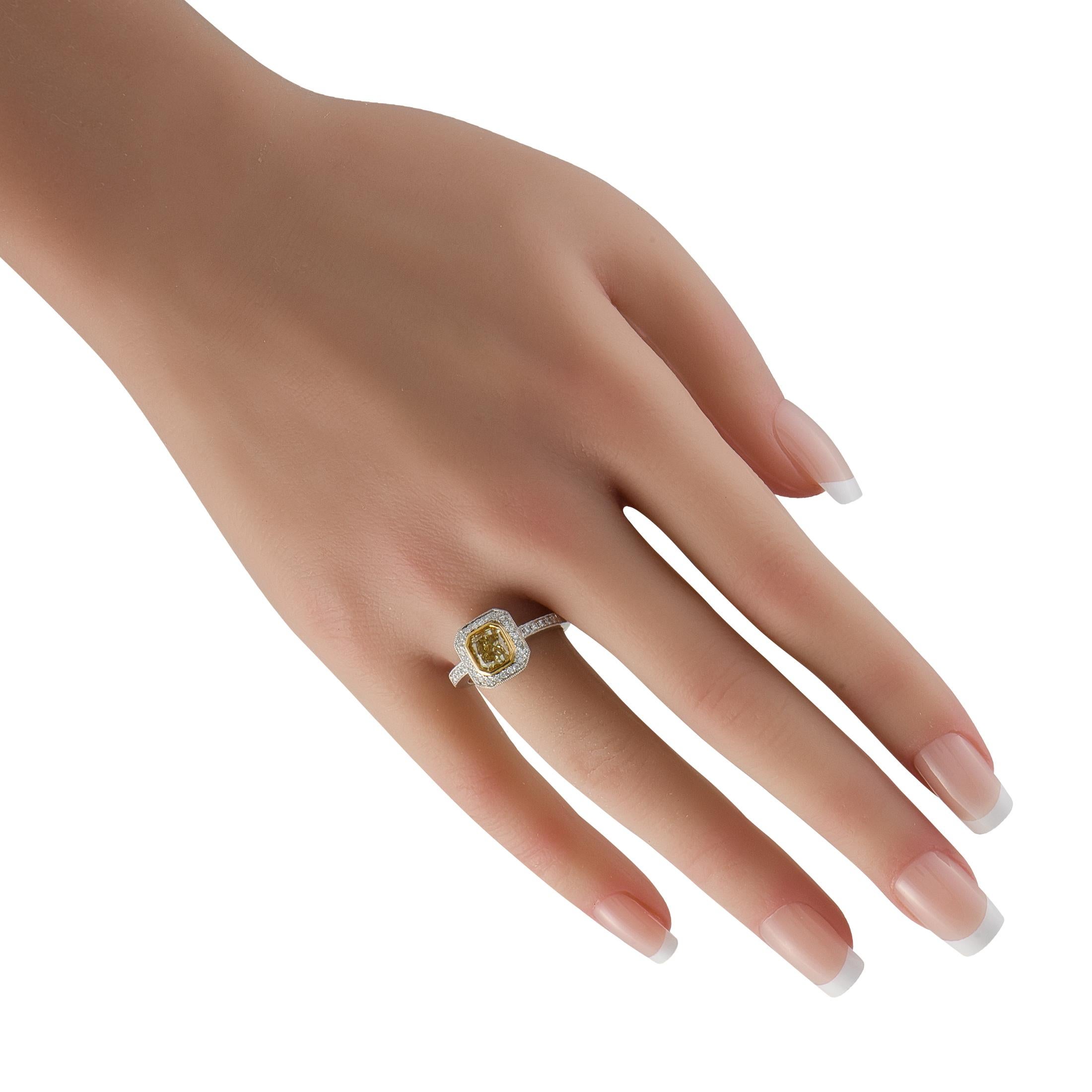 Round Cut 18K White Gold 1.50ct Fancy Yellow and White Diamond Ring For Sale