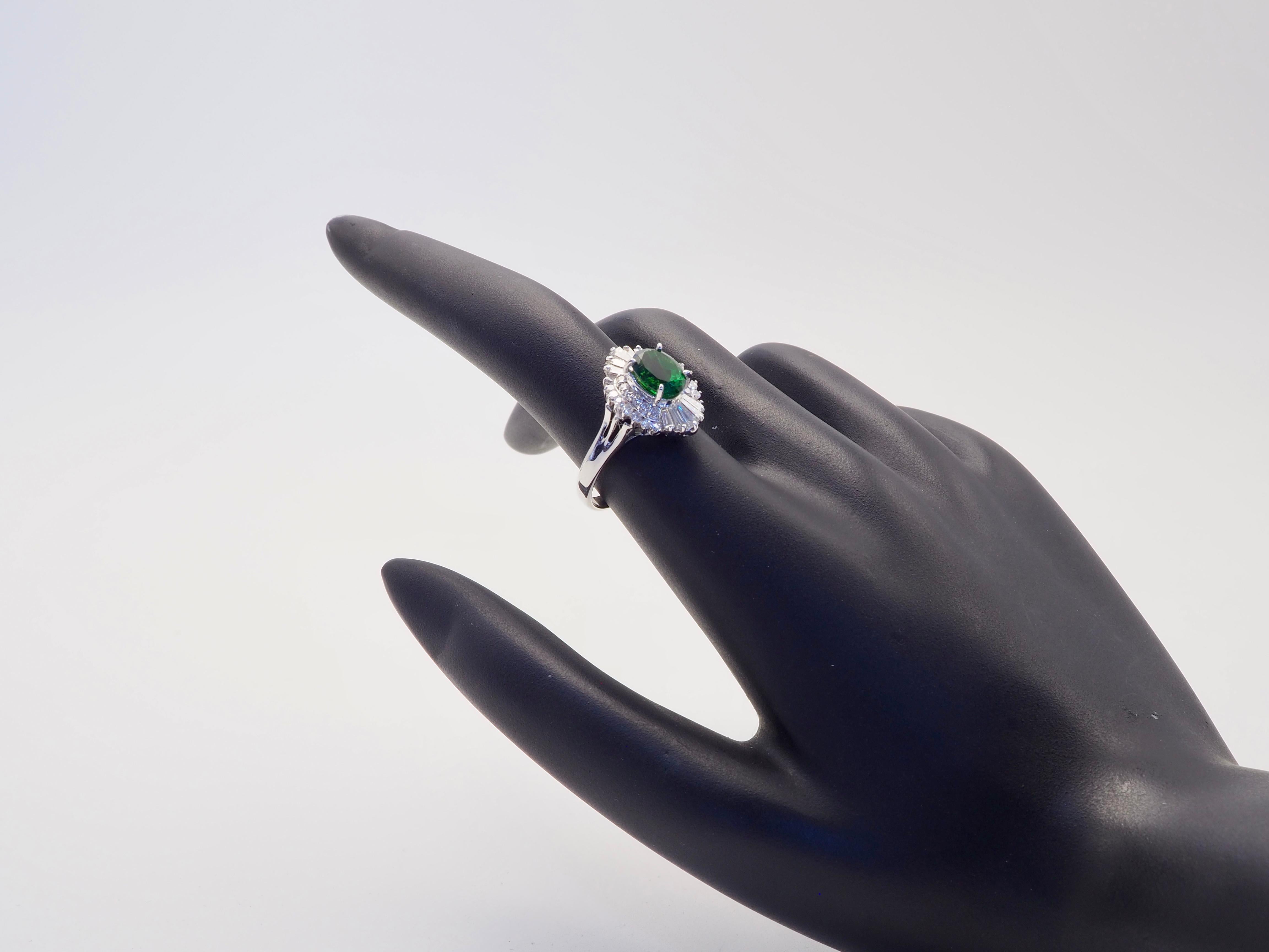 Donna Anello Ballerina in oro bianco 18 carati con tsavorite ovale verde vivo da 1,51 carati e diamante da 0,62 carati in vendita