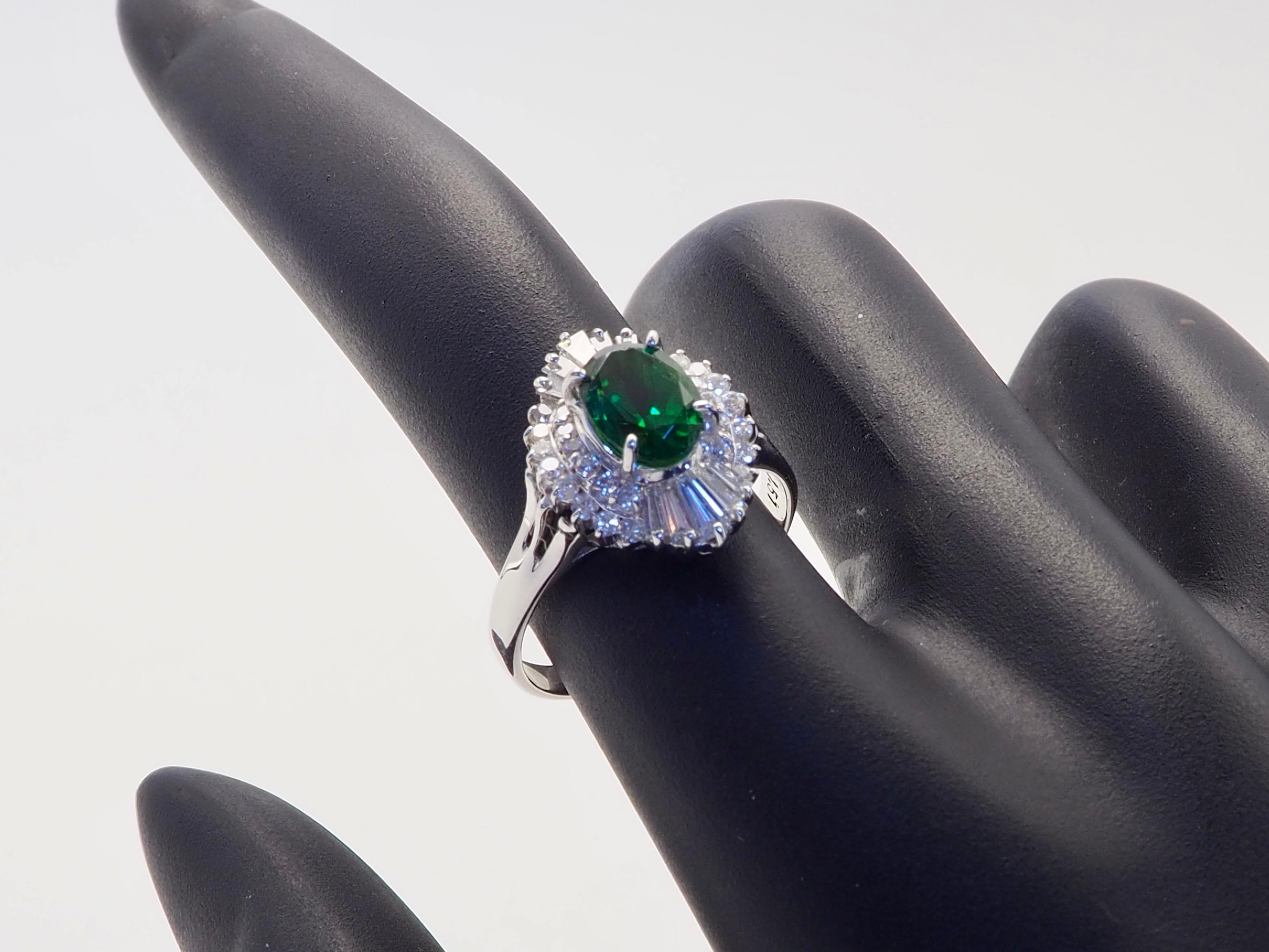 Anello Ballerina in oro bianco 18 carati con tsavorite ovale verde vivo da 1,51 carati e diamante da 0,62 carati in vendita 1