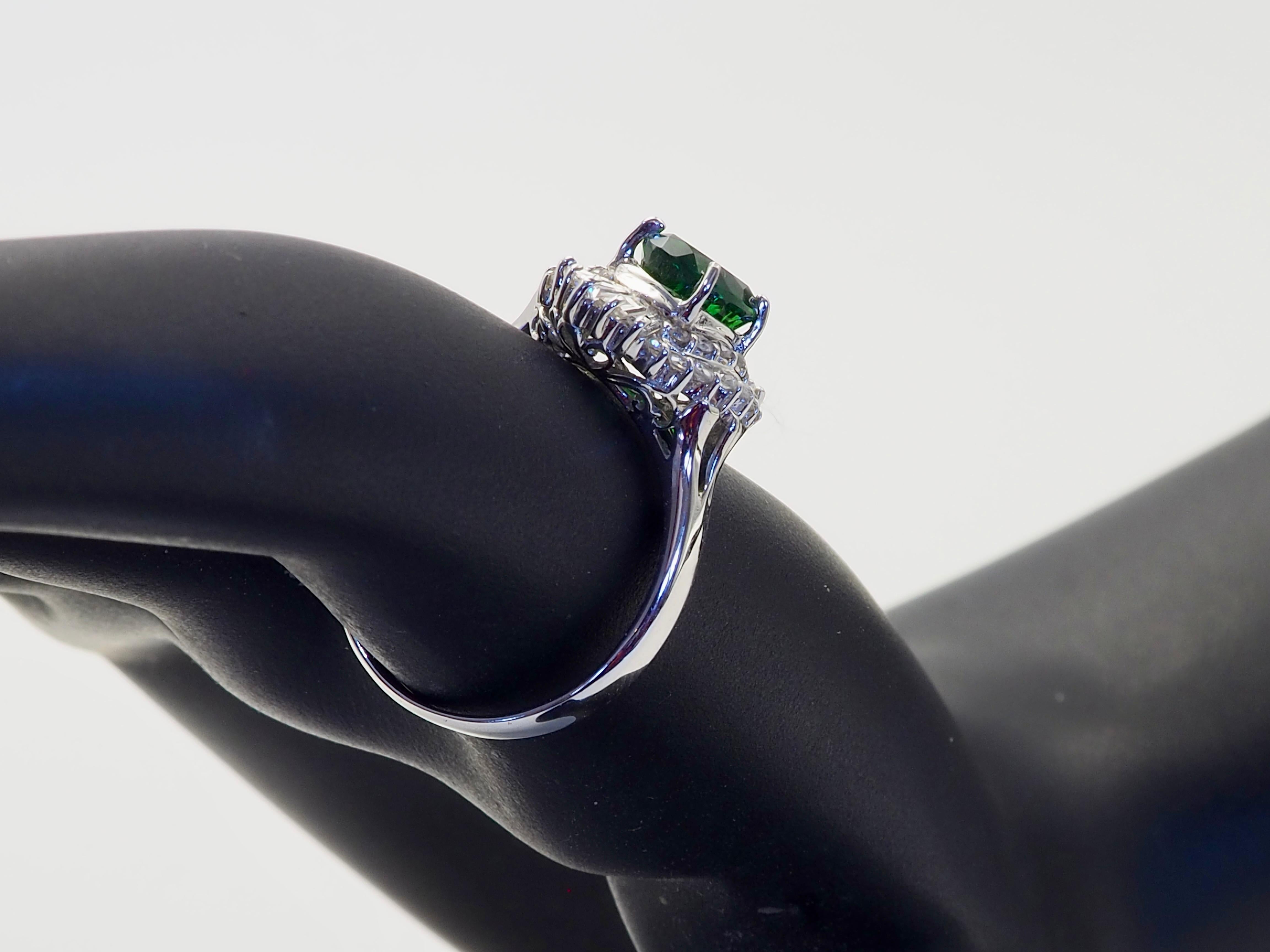 Anello Ballerina in oro bianco 18 carati con tsavorite ovale verde vivo da 1,51 carati e diamante da 0,62 carati in vendita 3