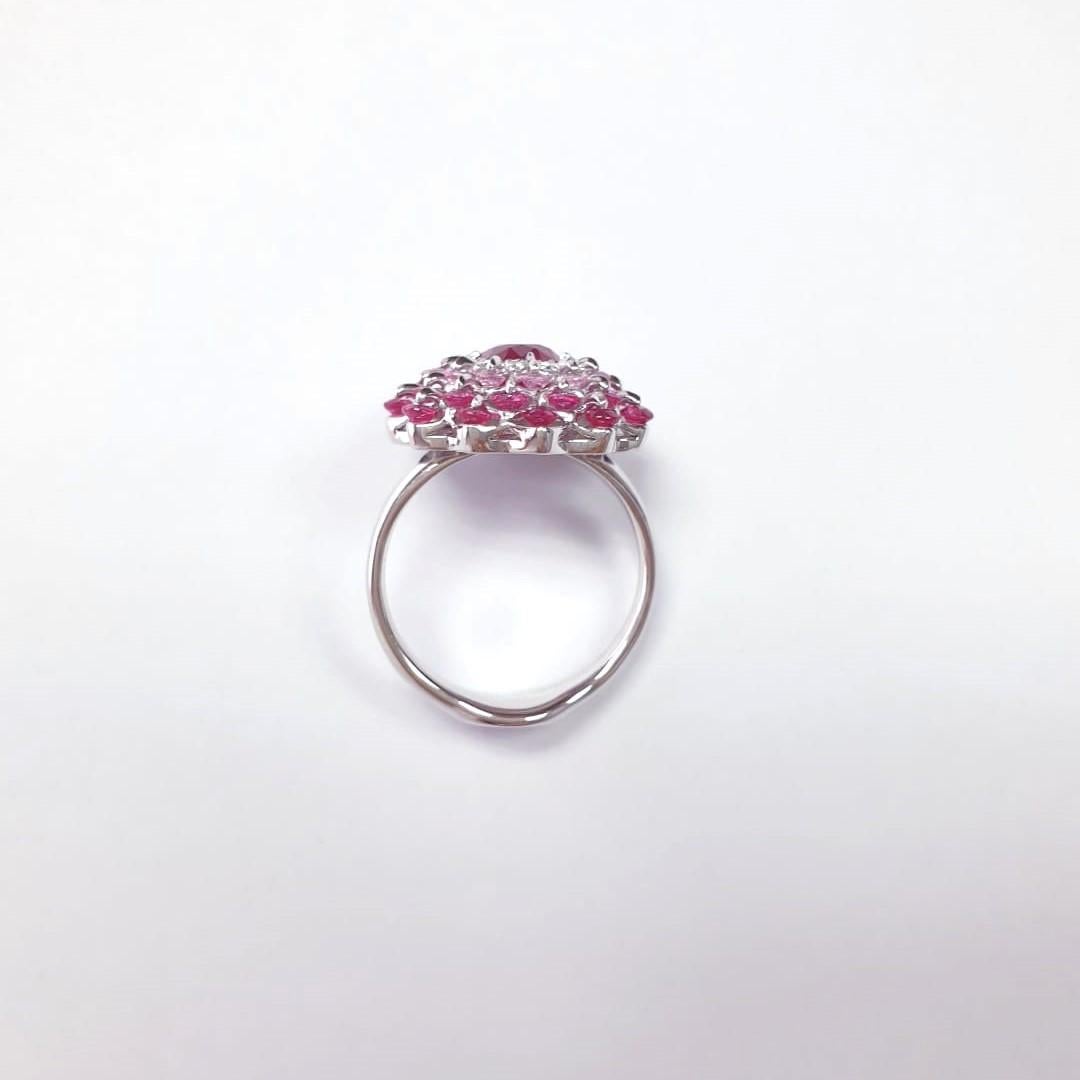 18 Karat Weißgold 1,52 Karat unbehandelter Rubin Design Ring von MOISEIKIN (Zeitgenössisch) im Angebot