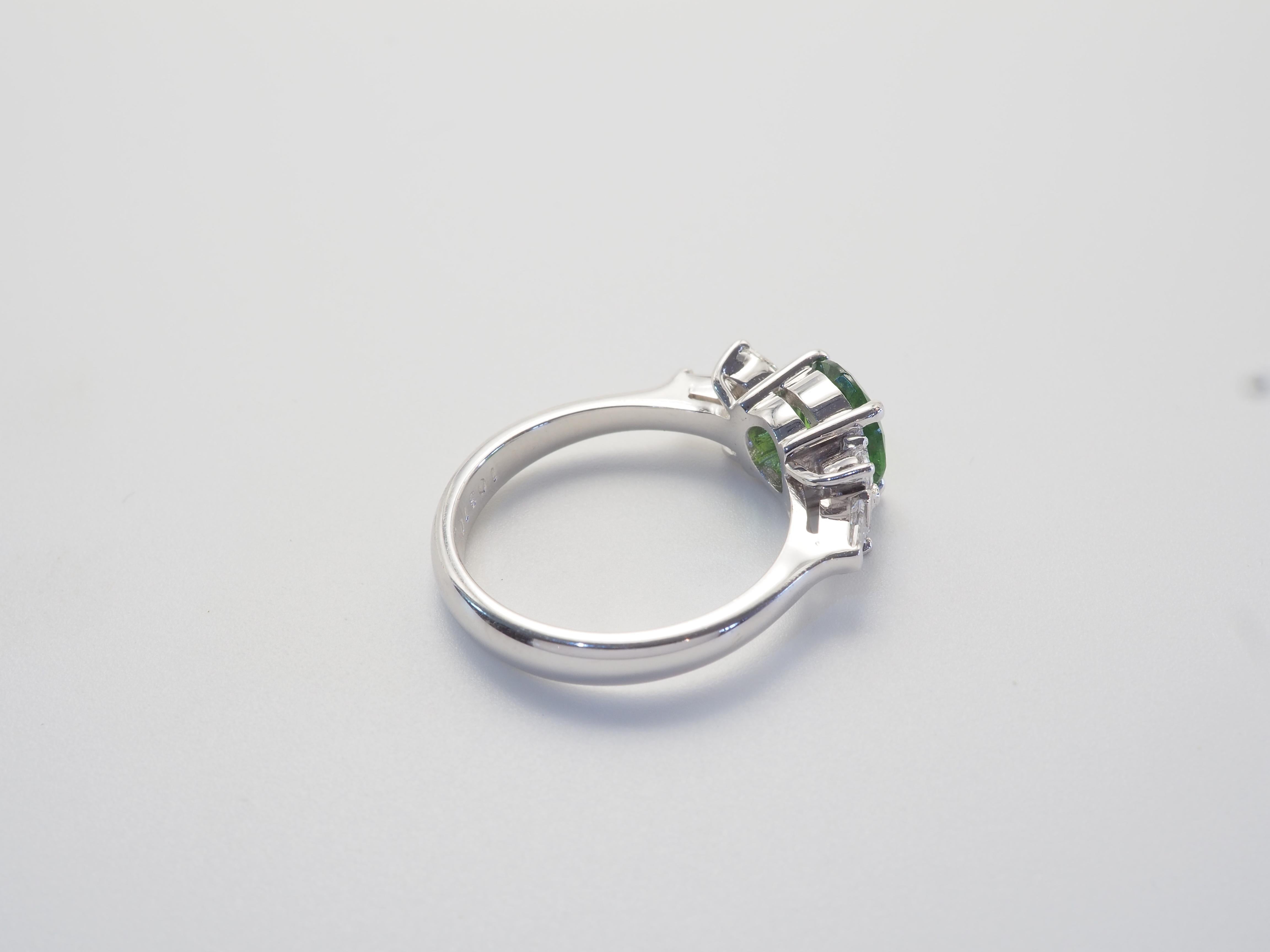 Women's 18K White Gold 1.54ct Round Vivid Tsavorite & 0.26ct Diamond Fine Ring For Sale