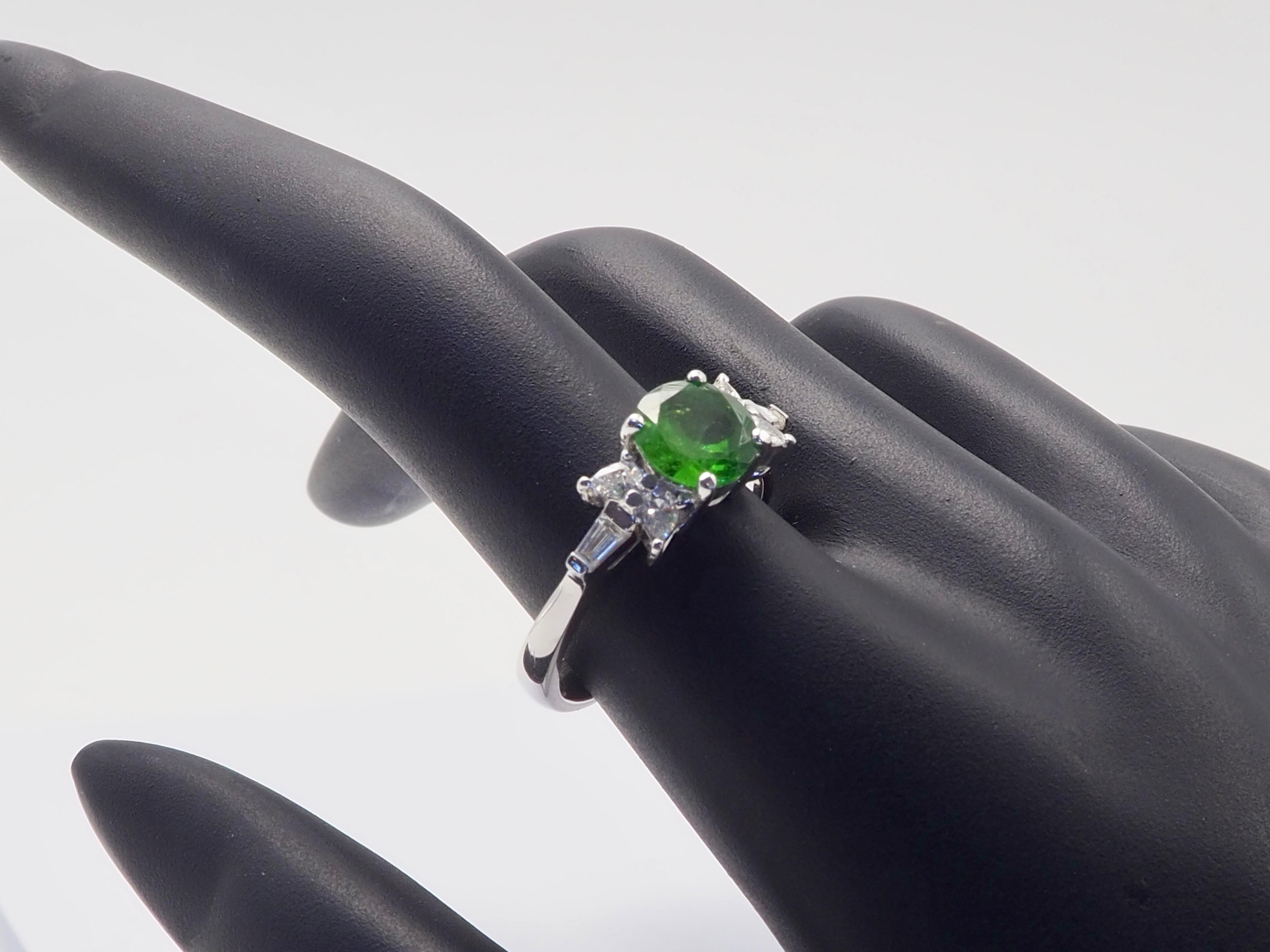 18K White Gold 1.54ct Round Vivid Tsavorite & 0.26ct Diamond Fine Ring For Sale 1