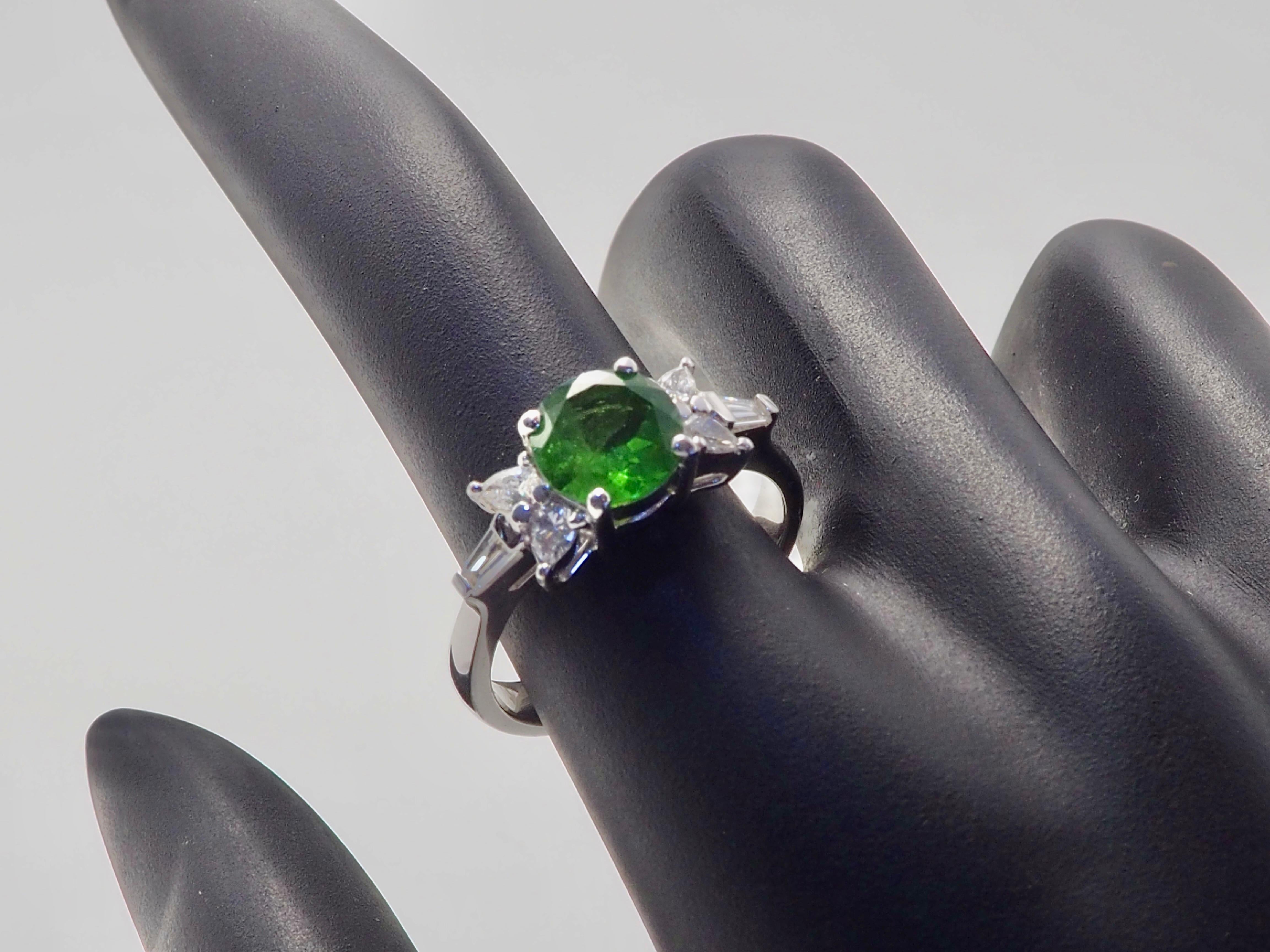 18K White Gold 1.54ct Round Vivid Tsavorite & 0.26ct Diamond Fine Ring For Sale 2