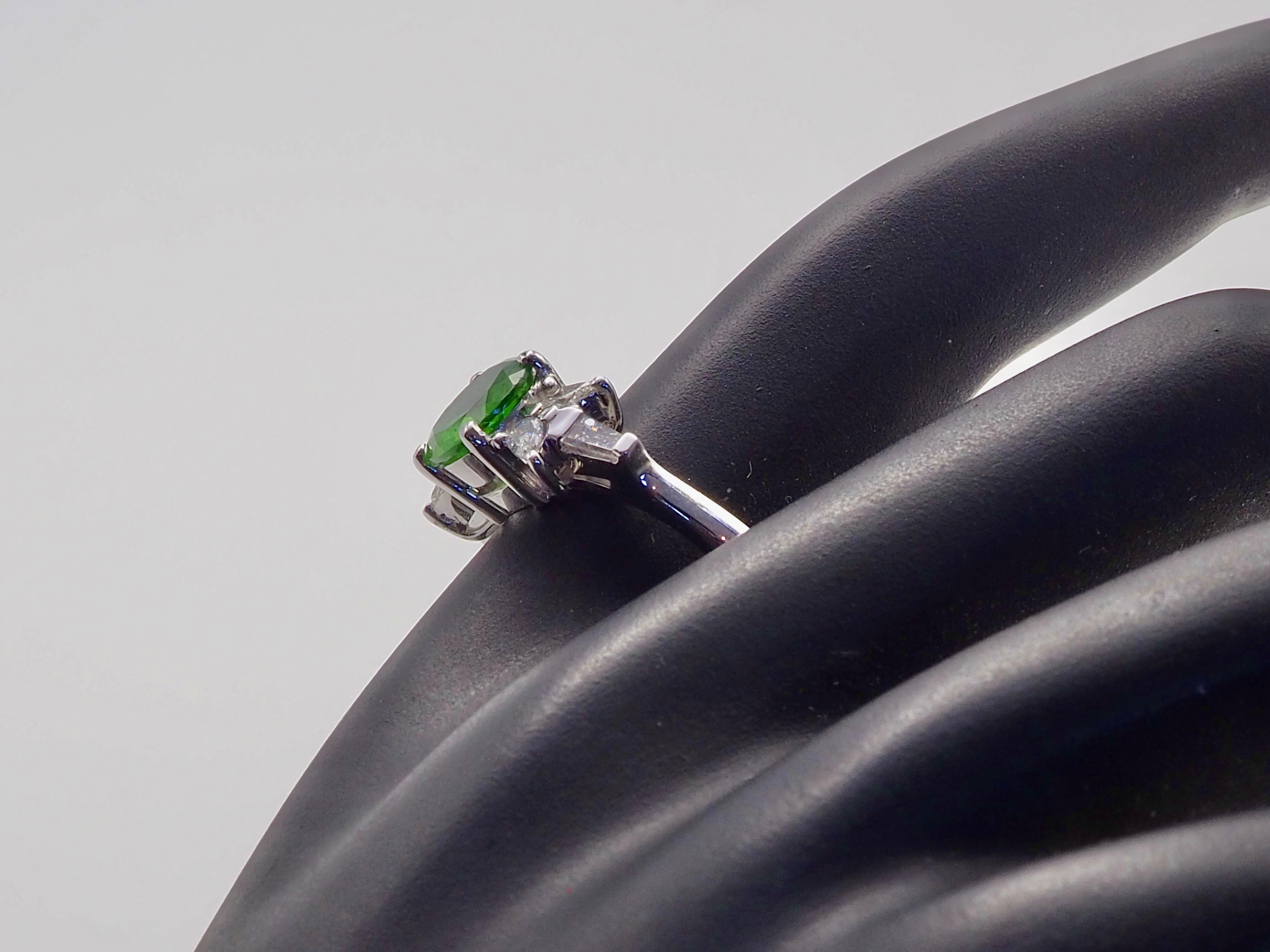 18K White Gold 1.54ct Round Vivid Tsavorite & 0.26ct Diamond Fine Ring For Sale 3