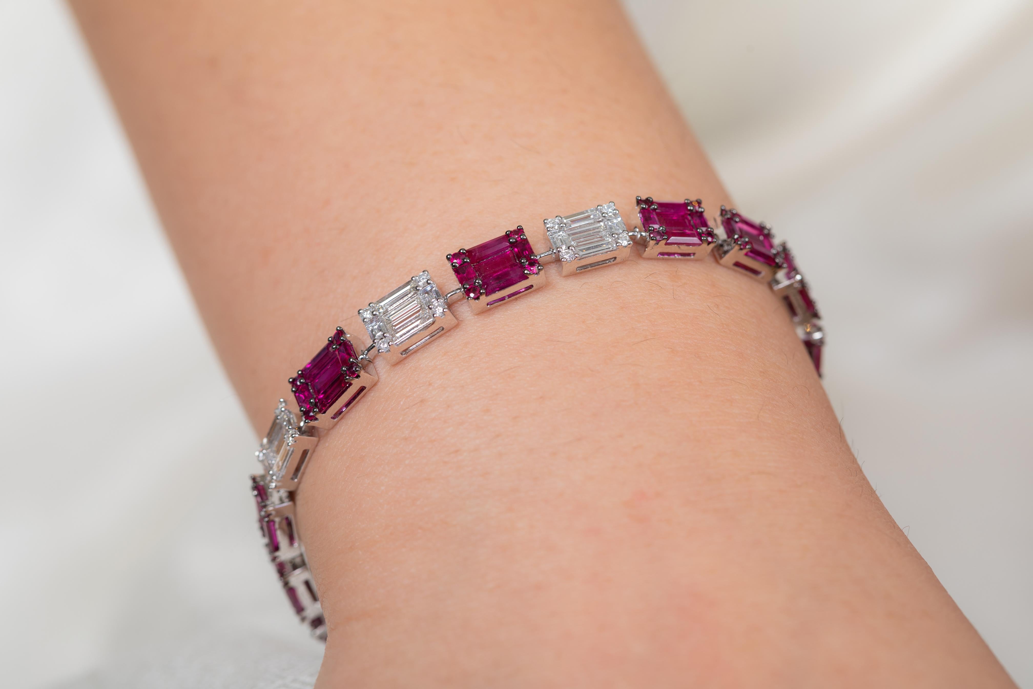 Ruby and Diamond bracelet in 18K Gold. It has a perfect baguette and round cut gemstone to make you stand out on any occasion or an event.
A link bracelet is an essential piece of jewelry when it comes to your wedding day. The sleek and elegant