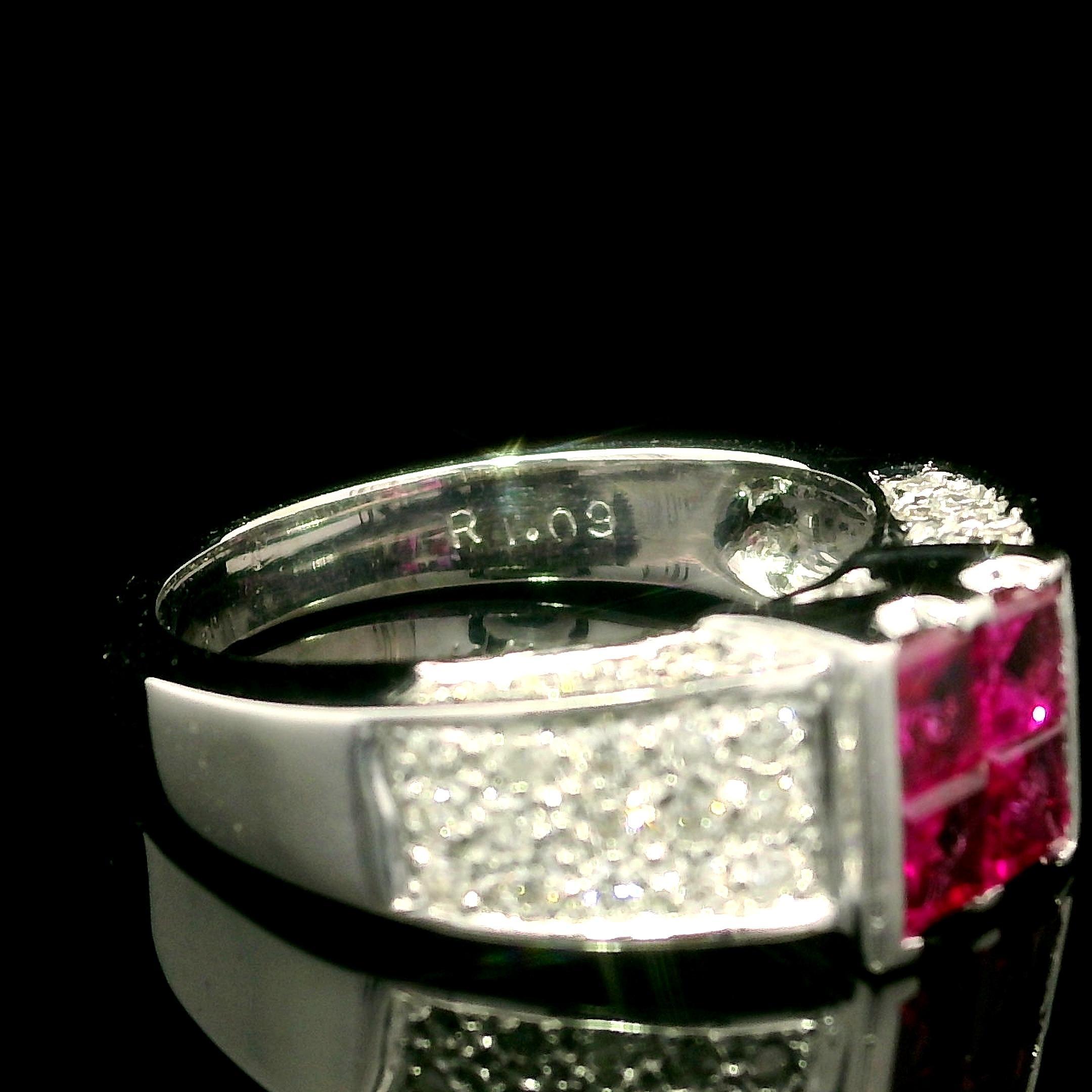 Taille carrée Bague solitaire en or blanc 18k 1.57ctw Square Illusion Set Ruby & Diamond Look en vente