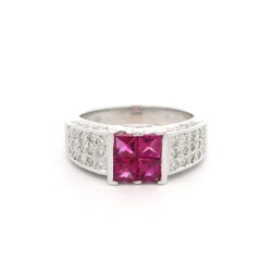 Anello solitario in oro bianco 18k con rubino e diamante incastonati a illusione quadrata da 1,57 ct.