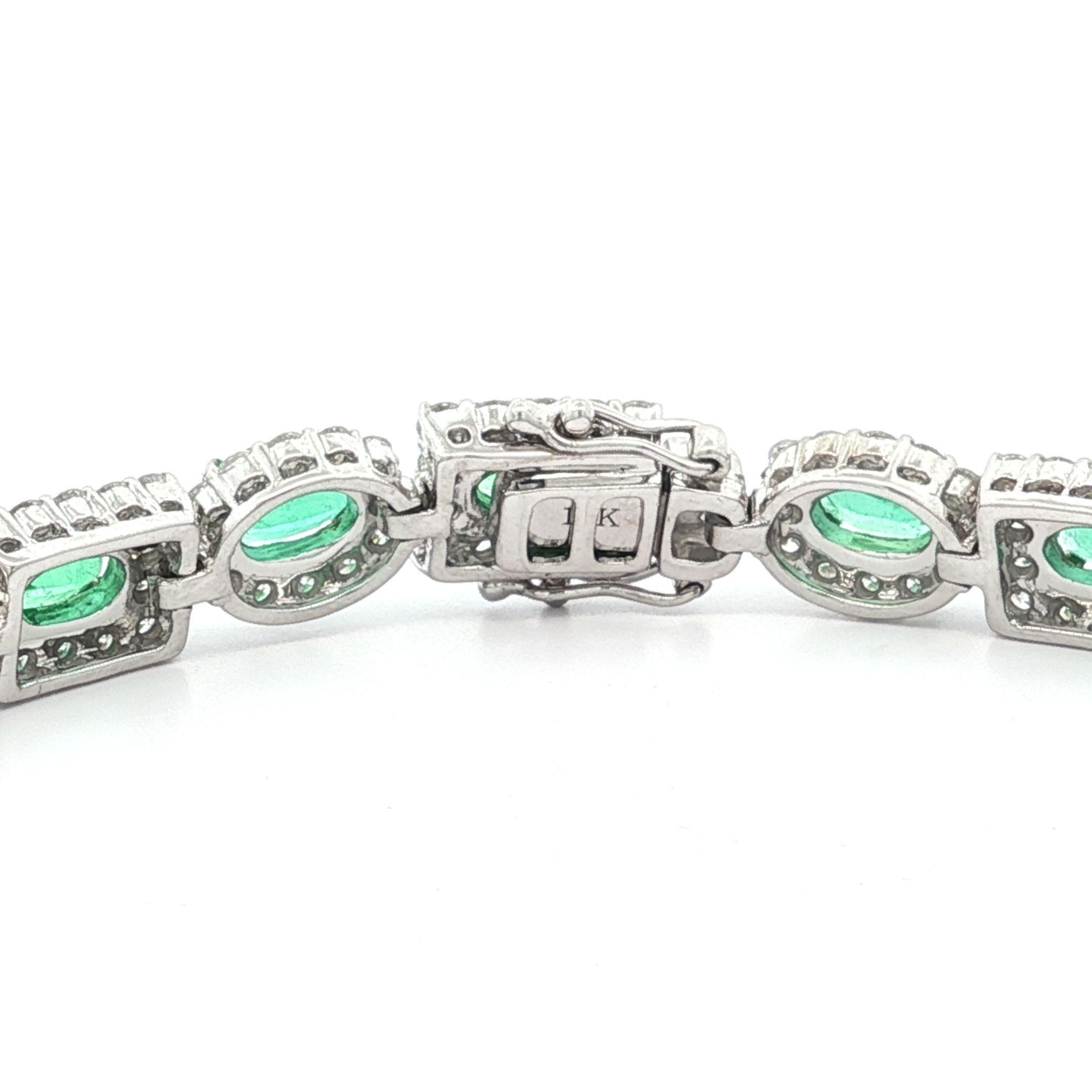 Preciosa pulsera de eslabones ovalados y rectangulares alternados con halo de diamantes esmeralda verde brillante de oro blanco de 18 quilates

-Piedras-
261 Diamantes auténticos naturales - talla brillante redonda - engastados con 1 bisel - muy