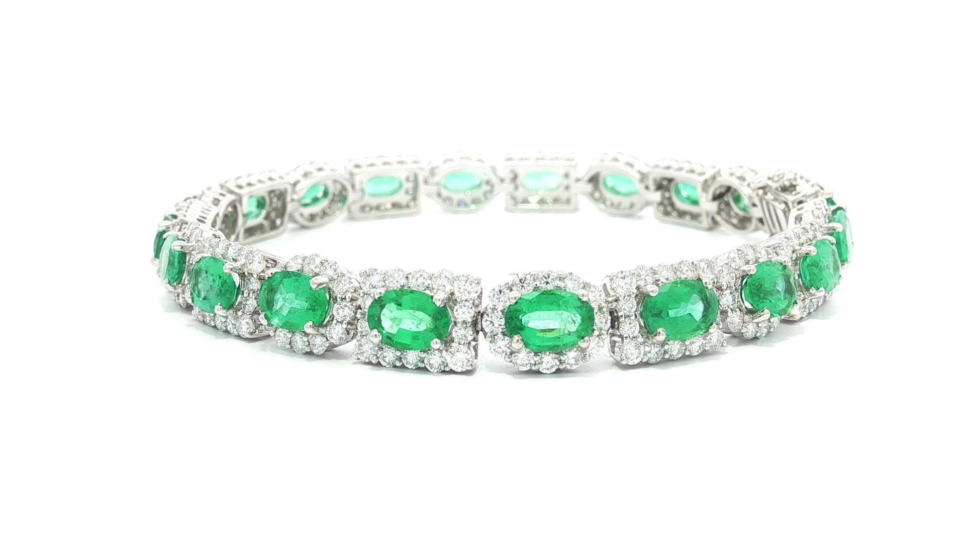 Pulsera de eslabones con diamantes y esmeralda verde brillante de 15 ct de oro blanco de 18k en Excelente estado para la venta en Montclair, NJ