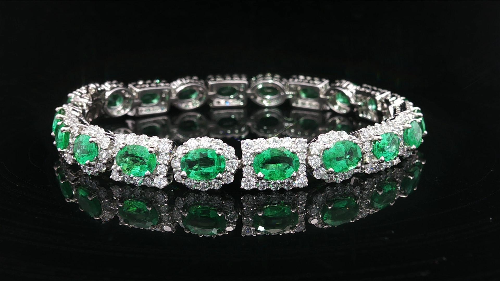 Pulsera de eslabones con diamantes y esmeralda verde brillante de 15 ct de oro blanco de 18k en venta 1