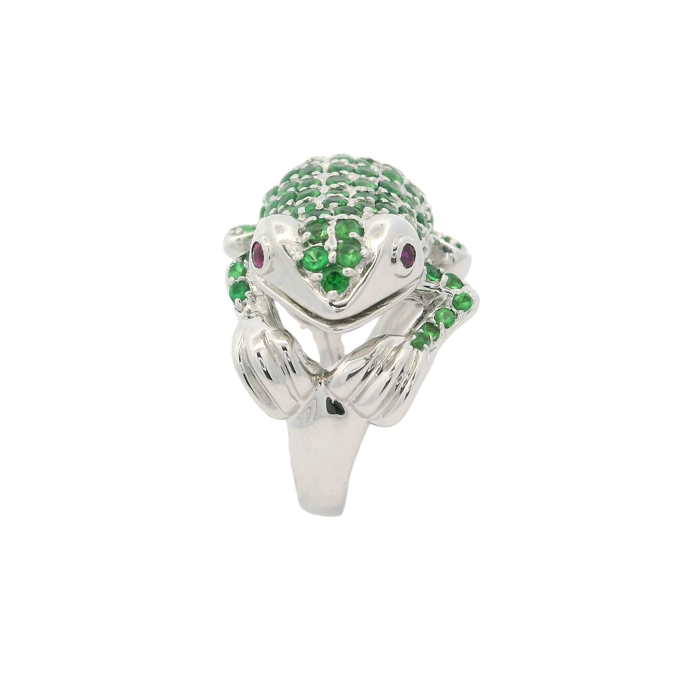 Brilliant Cut 18k White Gold 1.5ctw Round Tsavorite & Ruby Eyes Detailed Frog Cocktail Ring For Sale