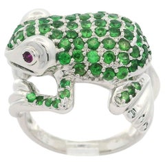 Anillo de cóctel de oro blanco de 18 quilates con tsavorita redonda de 1,5 ctw y ojos de rubí con detalle de rana