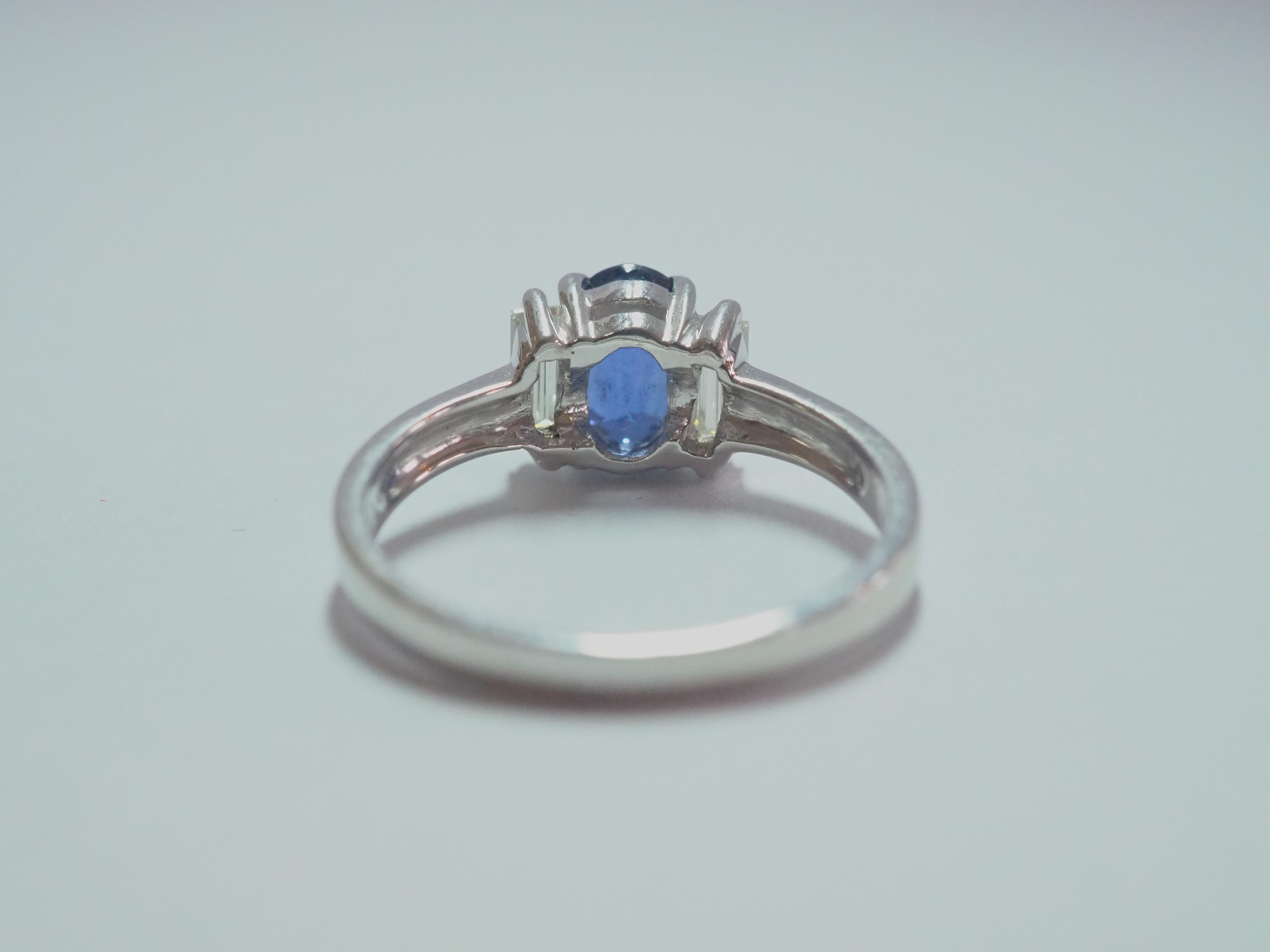 18K White Gold 1.60ct Blue Sapphire & 0.40ct Baguette Diamond Engagement Ring In Excellent Condition For Sale In เกาะสมุย, TH