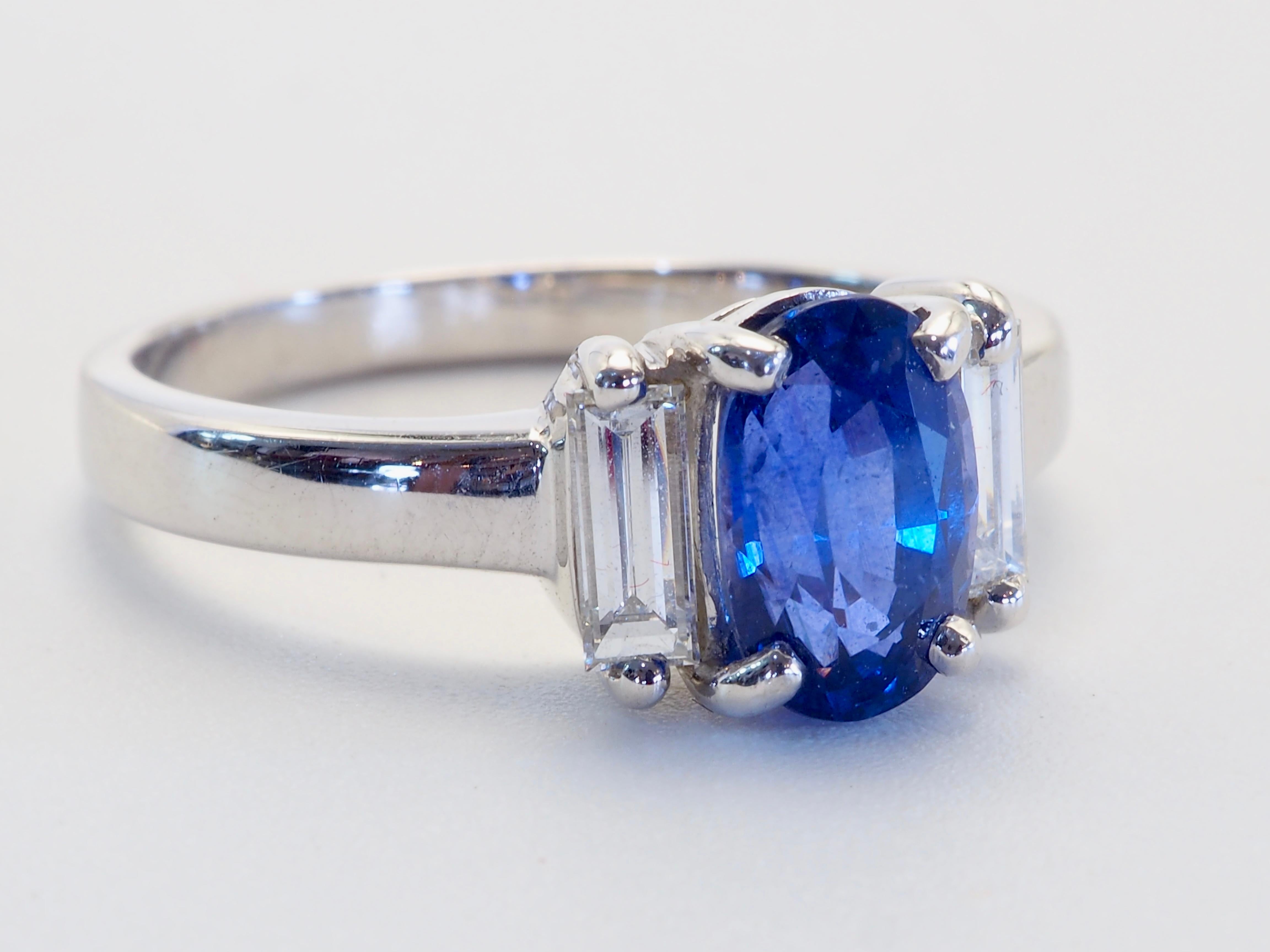 18K White Gold 1.60ct Cornflower Blue Sapphire & 0.40ct Baguette Diamond Ring In New Condition For Sale In เกาะสมุย, TH