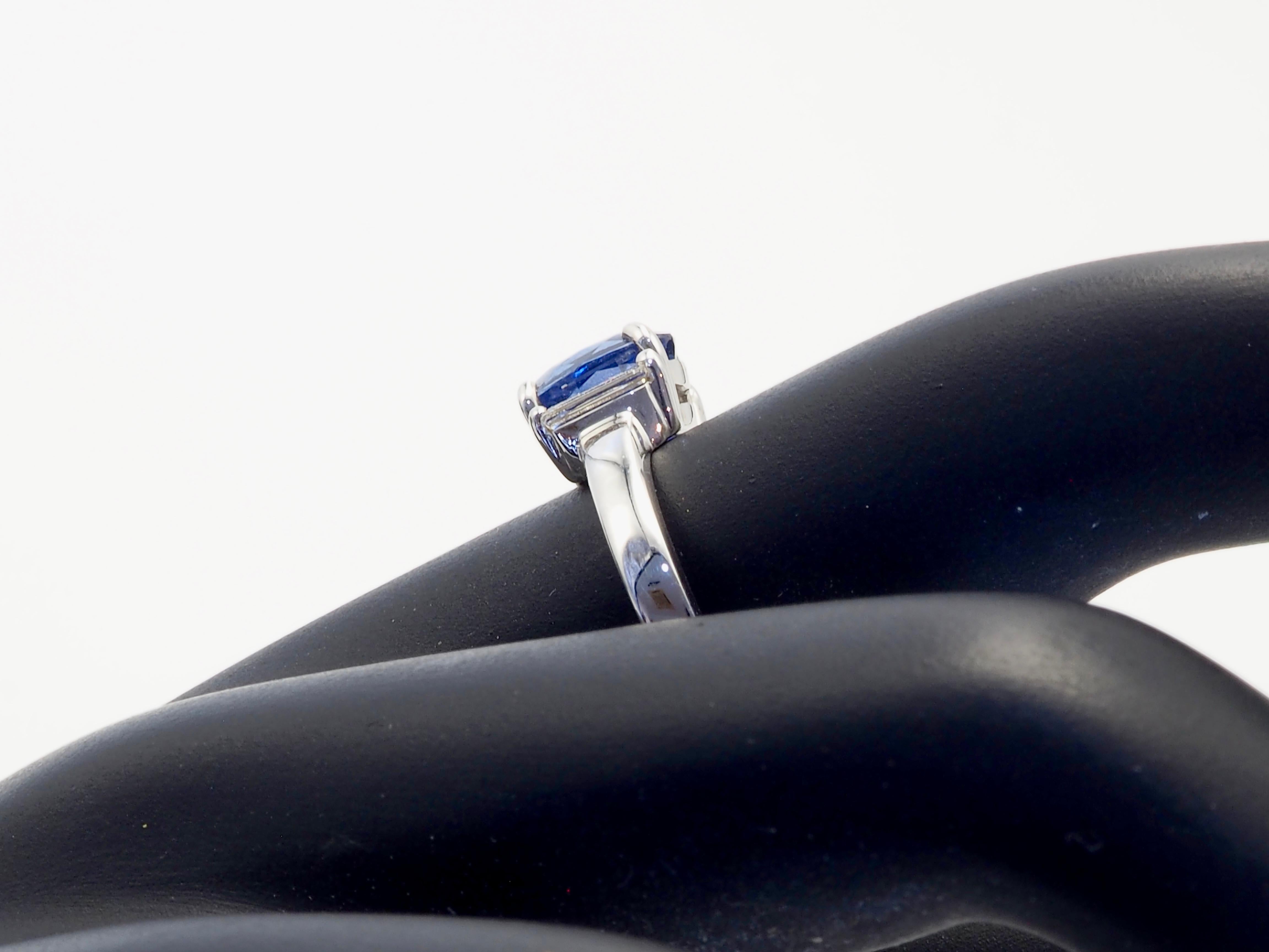 18K White Gold 1.60ct Cornflower Blue Sapphire & 0.40ct Baguette Diamond Ring For Sale 2