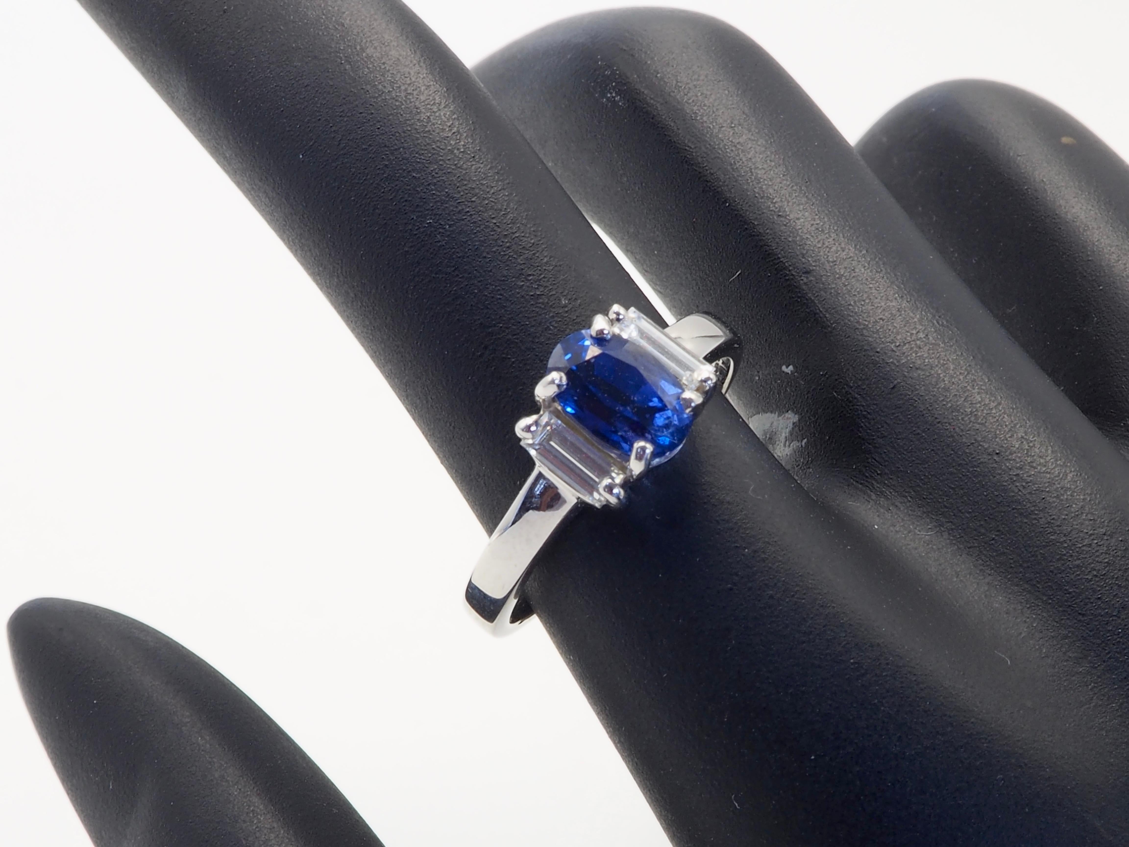 18K White Gold 1.60ct Cornflower Blue Sapphire & 0.40ct Baguette Diamond Ring For Sale 3