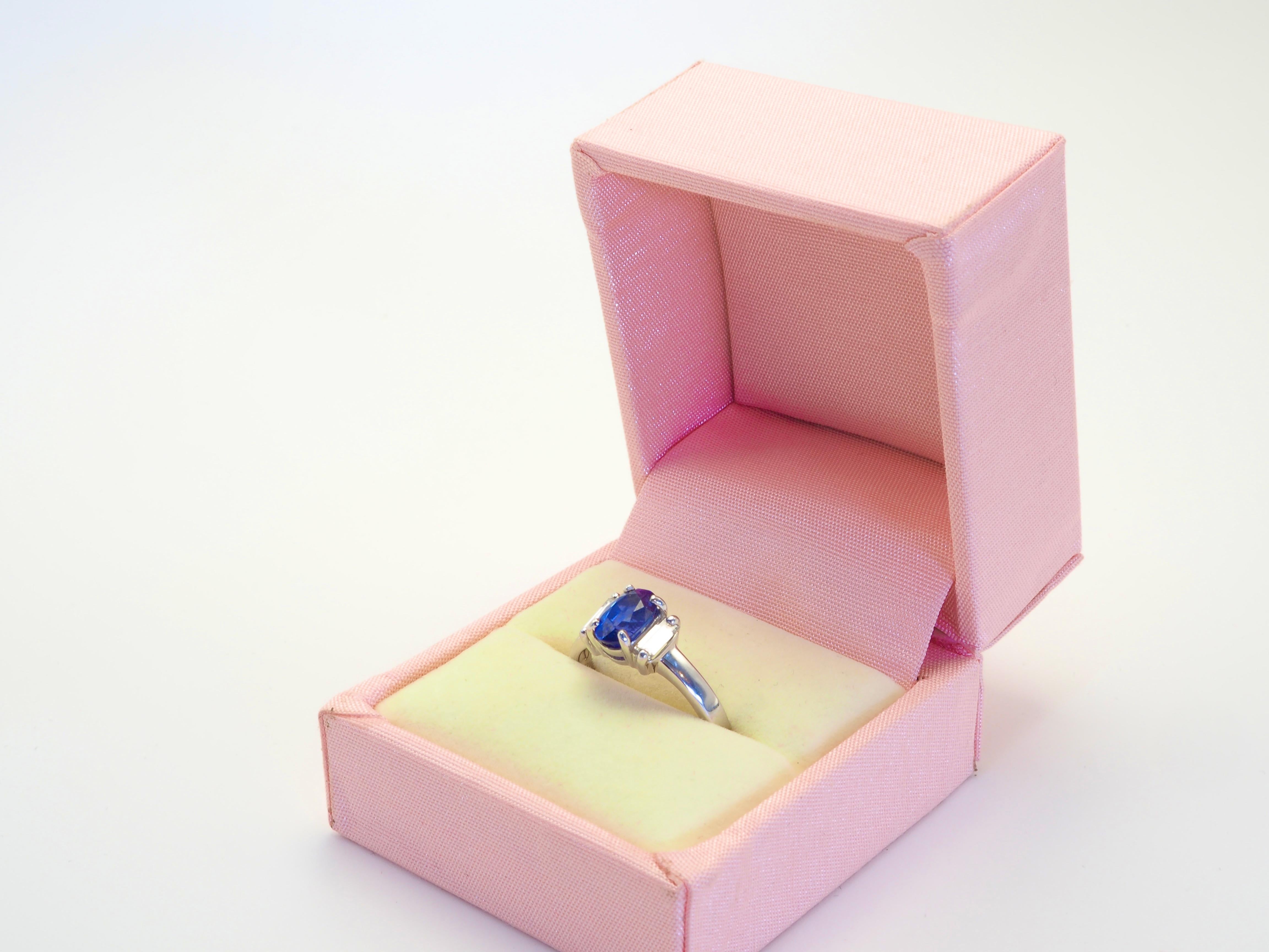 18K White Gold 1.60ct Cornflower Blue Sapphire & 0.40ct Baguette Diamond Ring For Sale 4