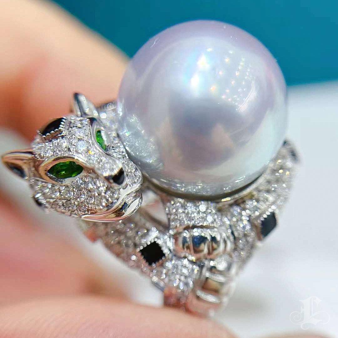 【Crown Radiance】Leopard Embrace Aurora South Sea Pearl Diamond Ring In New Condition For Sale In New York, NY