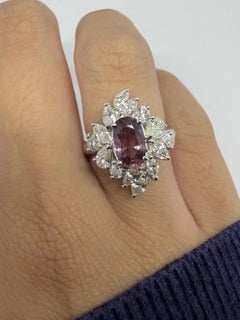 Ring aus 18-karätigem Weißgold mit einem violett-rosa Saphir (1,62 Karat) und Diamanten