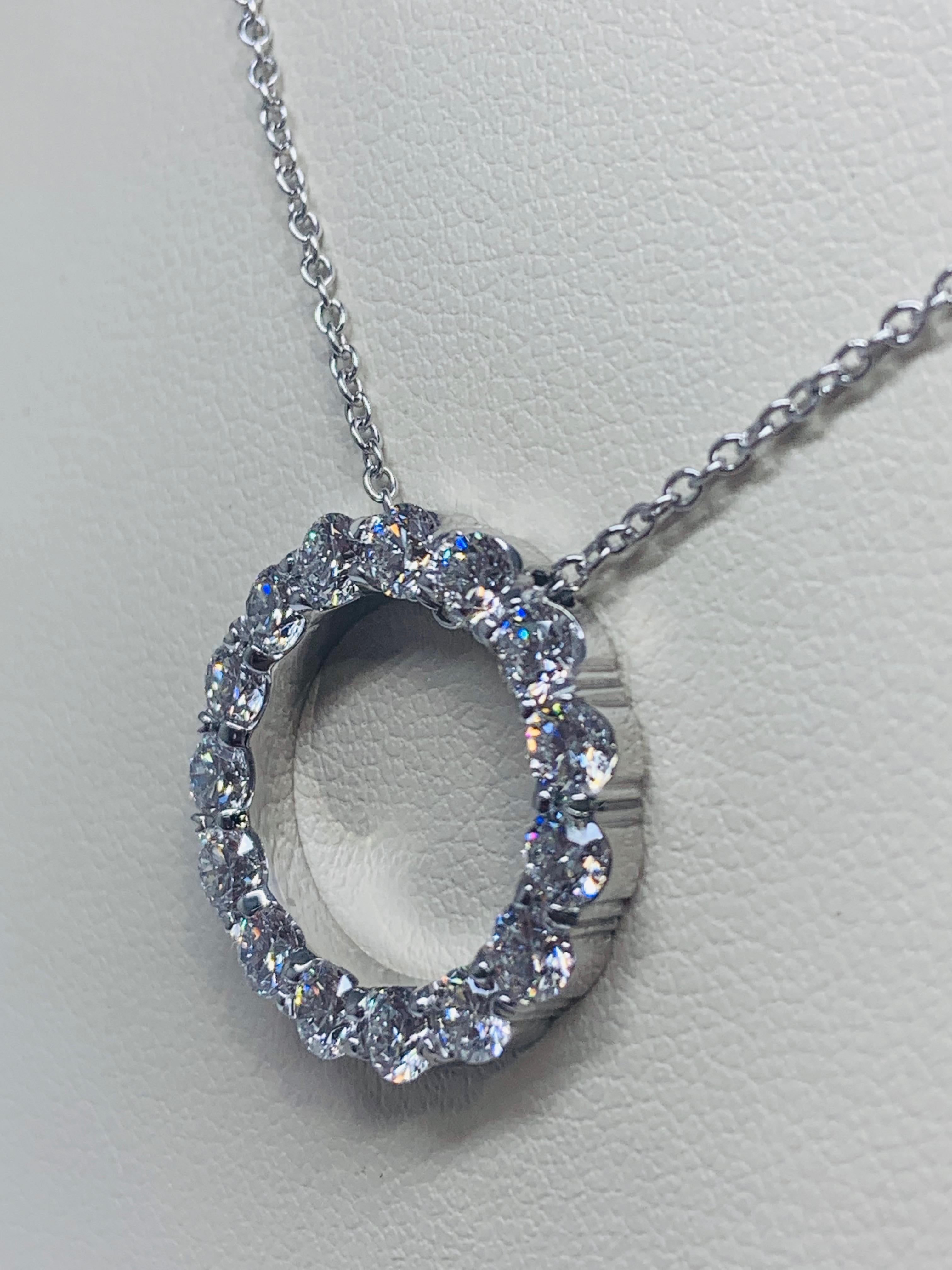Contemporary 18 Karat White Gold 1.65 Carat Diamond Open Circle Necklace For Sale