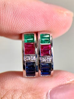 Pendientes de oro blanco de 18 quilates con rubí en talla baguette de 1,65 quilates, esmeraldas, rubíes y un diamante de 0,02 quilates
