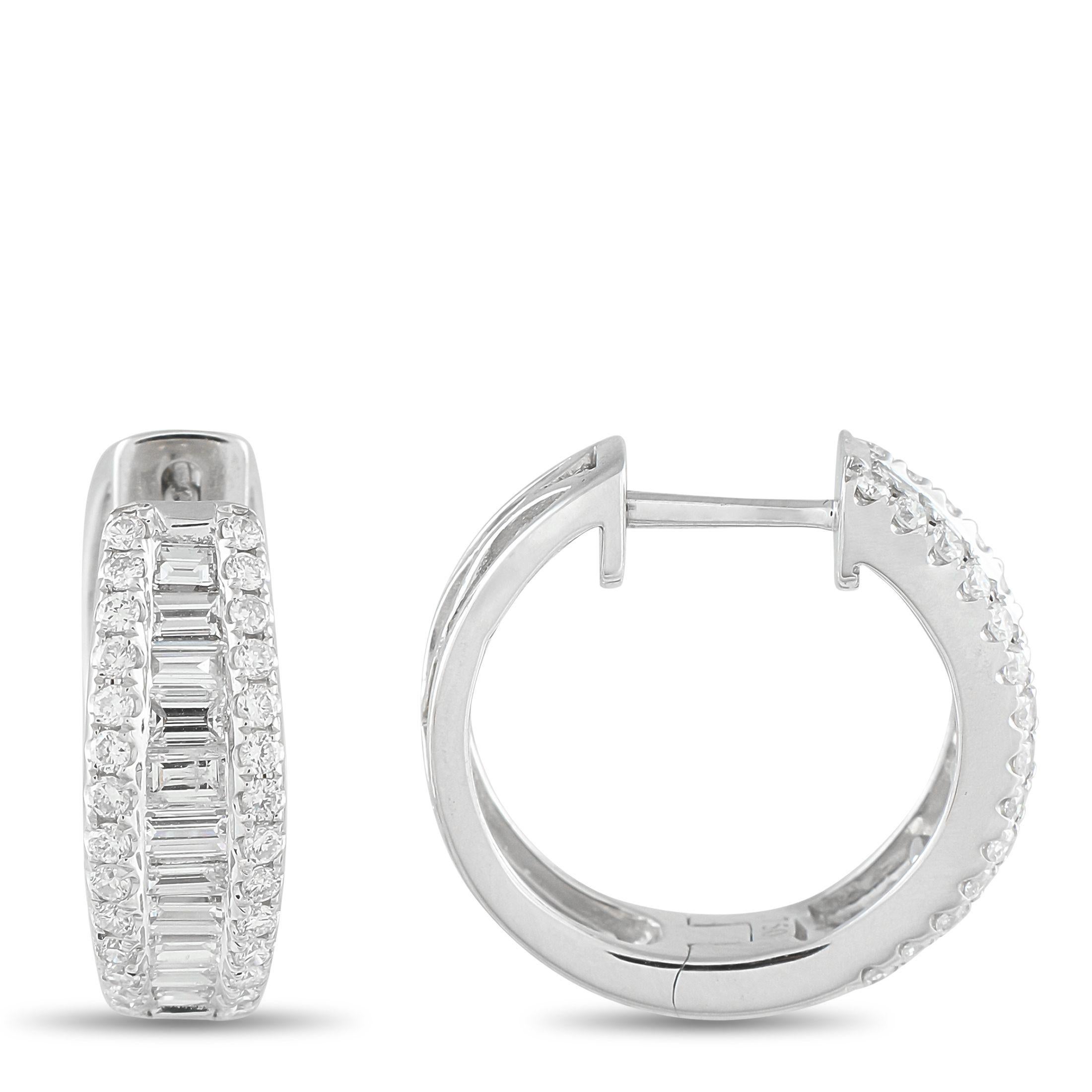 Questi orecchini aggiungeranno un tocco di lusso a qualsiasi occasione. Realizzati con una montatura curva in oro bianco 18 carati, i diamanti a taglio rotondo e le baguette di diamanti per un totale di 1,65 carati li rendono immediatamente