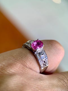 Anello a fascia larga in oro bianco 18 carati con zaffiro rosa brillante ovale da 1,65 carati e diamante da 0,56 carati