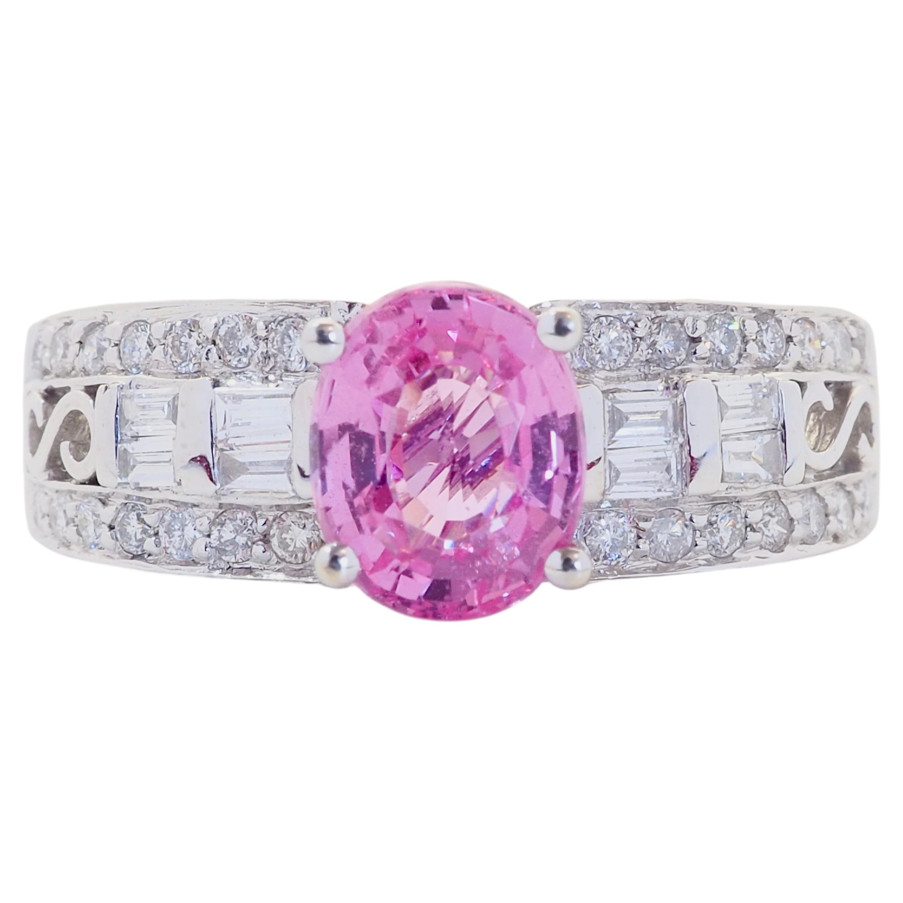 Breiter Ring aus 18-karätigem Weißgold mit einem ovalen, leuchtend rosa Saphir (1,65 Karat) und einem Diamanten (0,56 Karat)