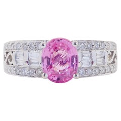 Anello a fascia larga in oro bianco 18 carati con zaffiro rosa brillante ovale da 1,65 carati e diamante da 0,56 carati