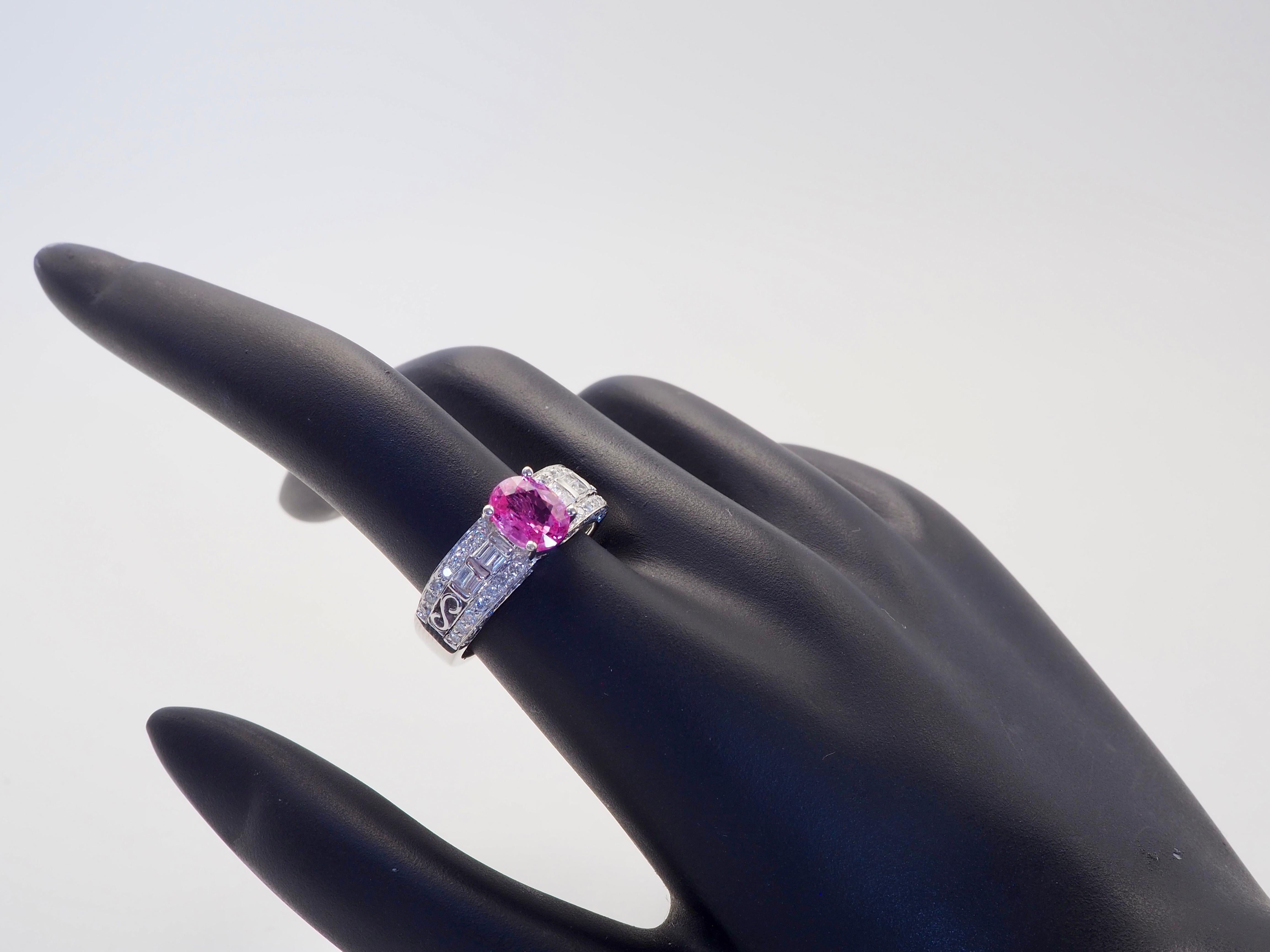 Anello a fascia fine in oro bianco 18 carati con zaffiro rosa ovale da 1,65 carati e diamante da 0,56 carati in vendita 5