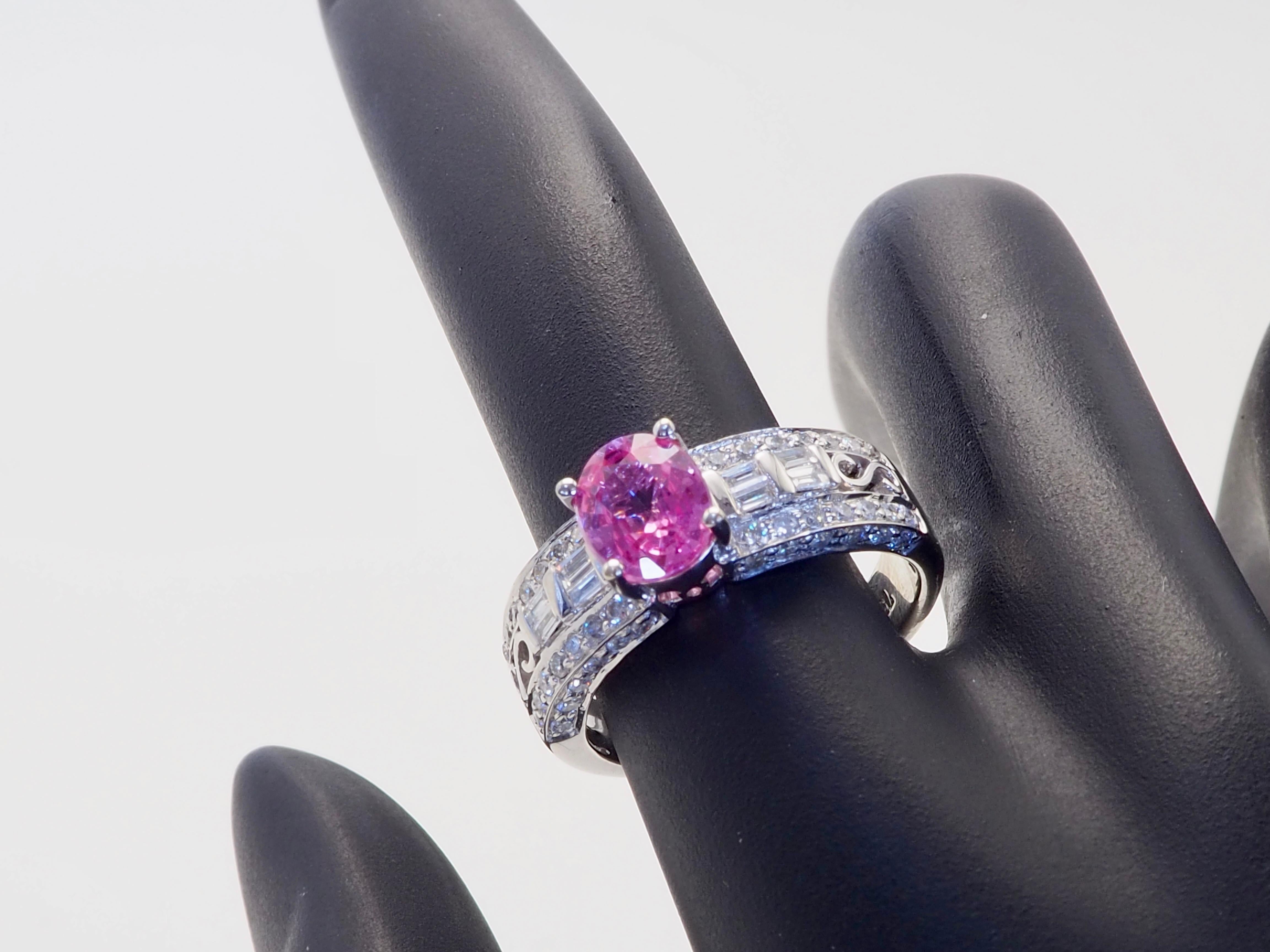 Anello a fascia fine in oro bianco 18 carati con zaffiro rosa ovale da 1,65 carati e diamante da 0,56 carati in vendita 6