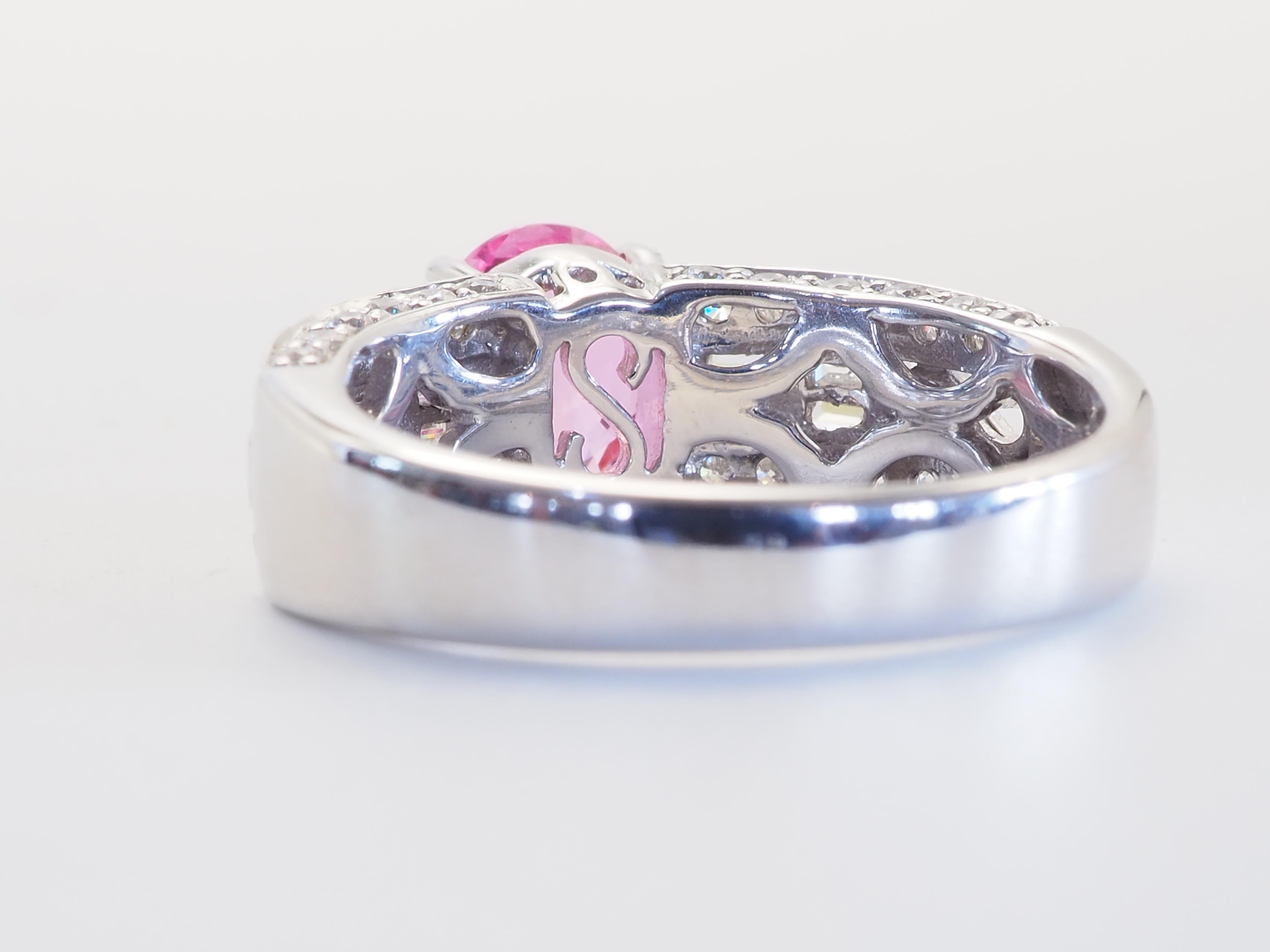 Taglio ovale Anello a fascia fine in oro bianco 18 carati con zaffiro rosa ovale da 1,65 carati e diamante da 0,56 carati in vendita