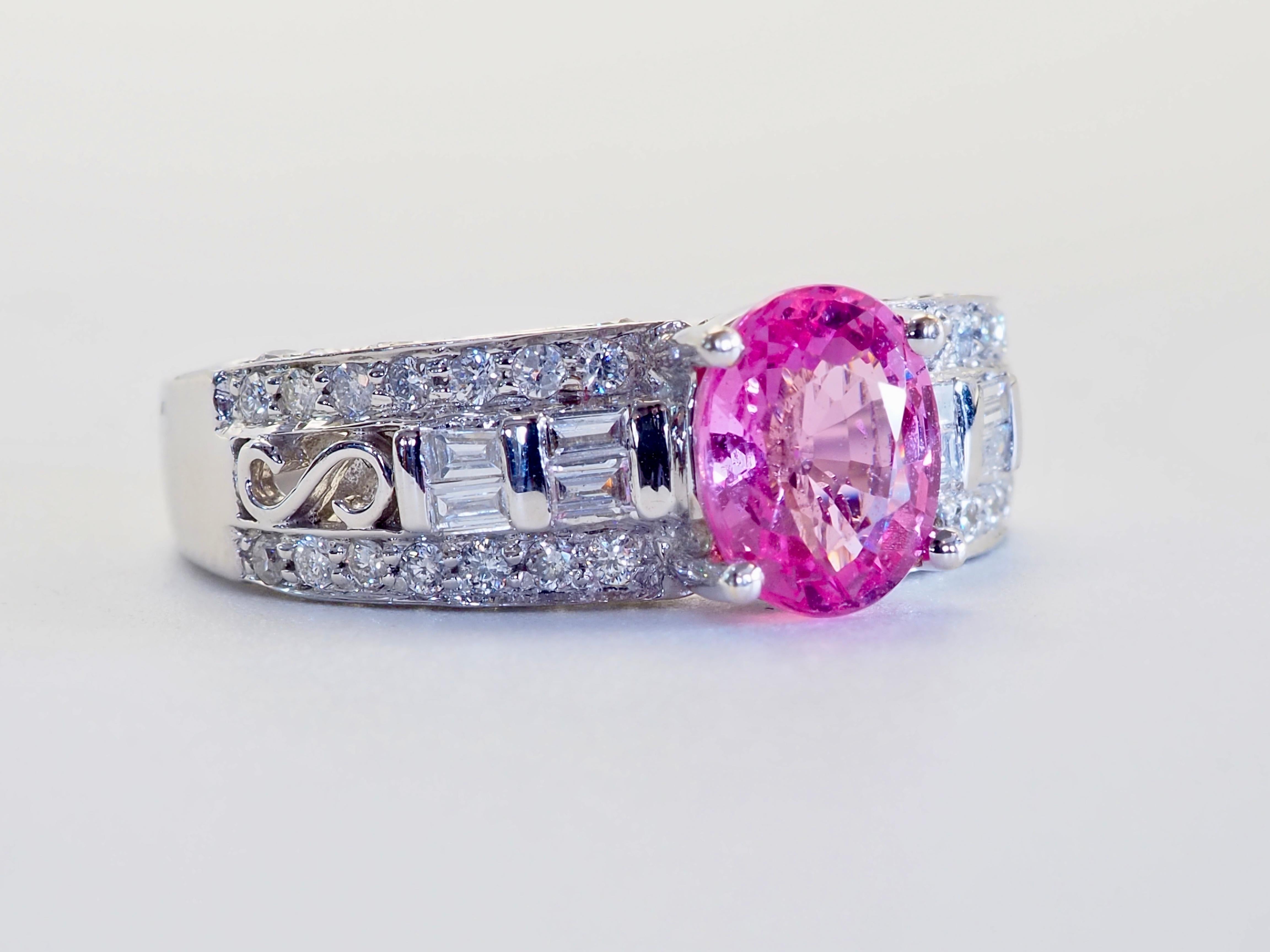 Anello a fascia fine in oro bianco 18 carati con zaffiro rosa ovale da 1,65 carati e diamante da 0,56 carati In condizioni Nuovo in vendita a เกาะสมุย, TH