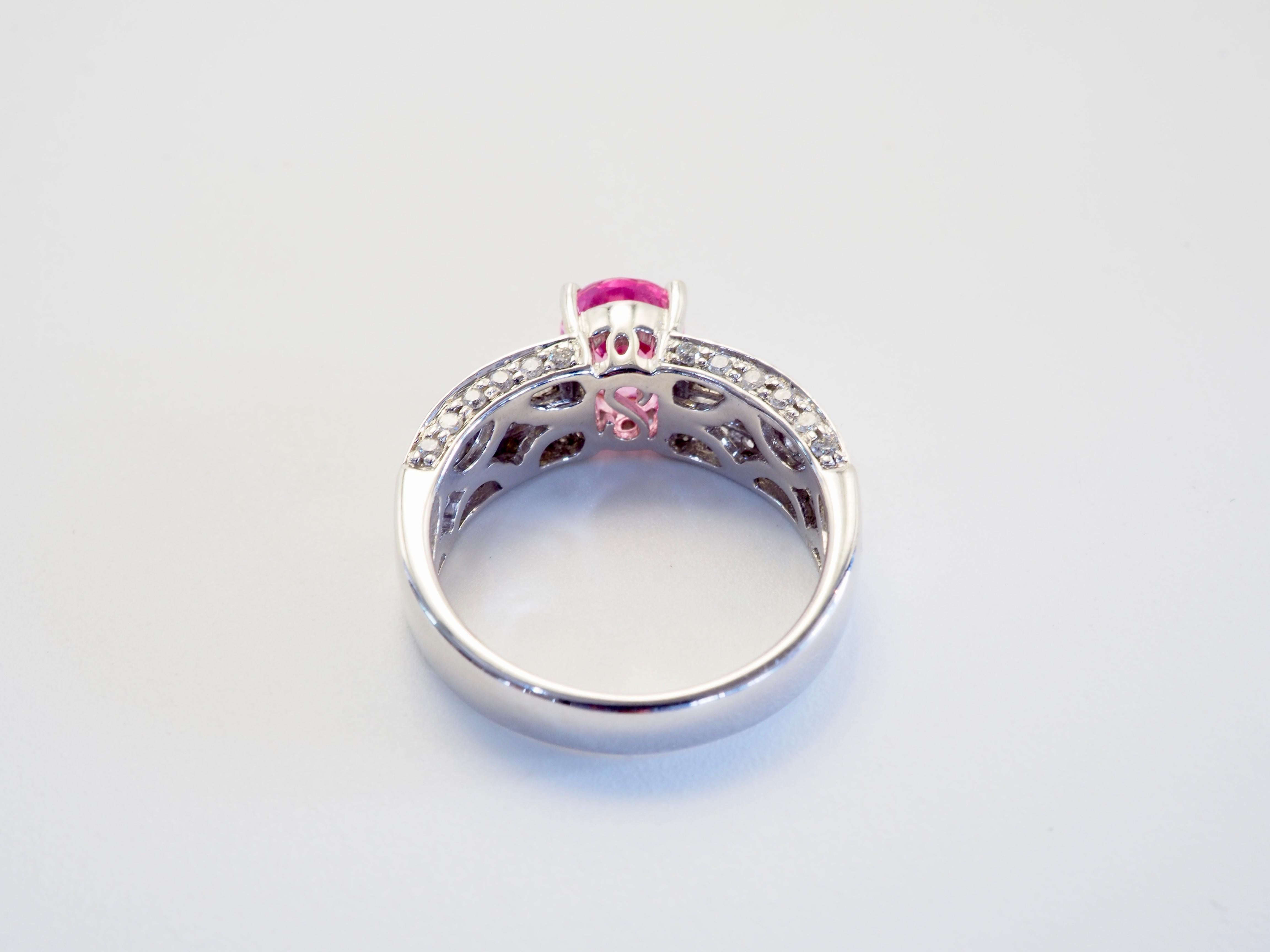 da uomo o donna Anello a fascia fine in oro bianco 18 carati con zaffiro rosa ovale da 1,65 carati e diamante da 0,56 carati in vendita