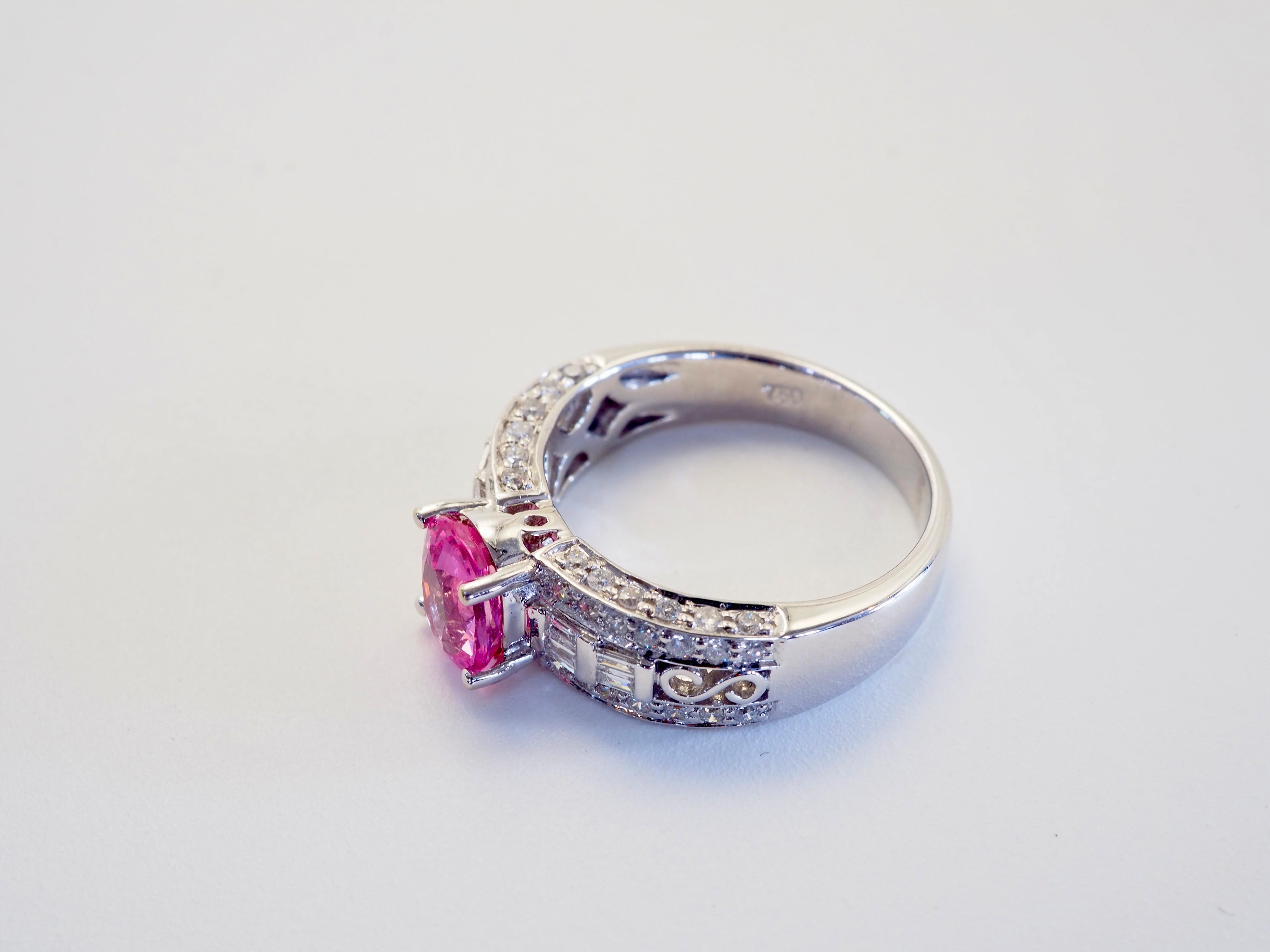 Anello a fascia fine in oro bianco 18 carati con zaffiro rosa ovale da 1,65 carati e diamante da 0,56 carati in vendita 1