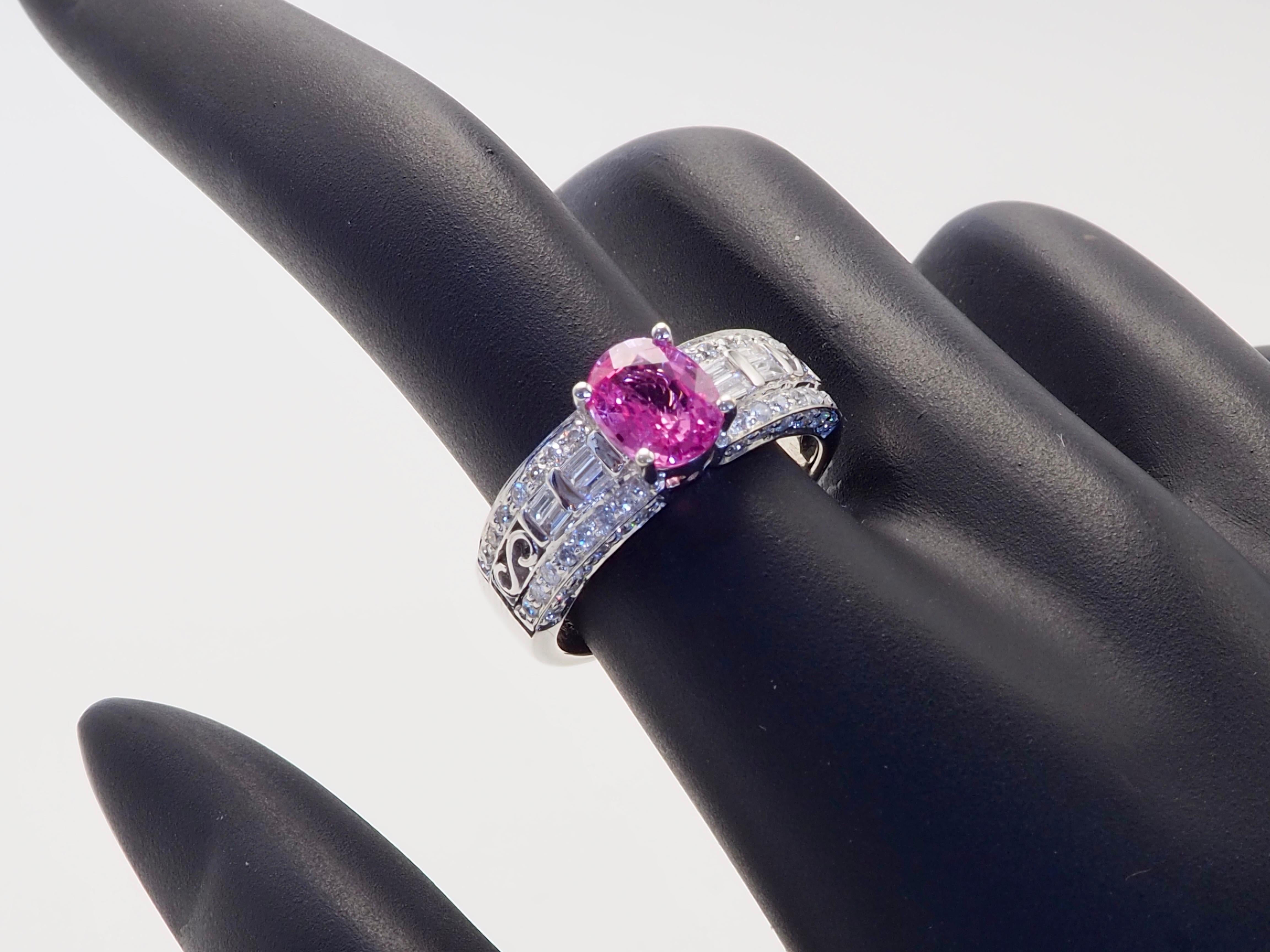 Anello a fascia fine in oro bianco 18 carati con zaffiro rosa ovale da 1,65 carati e diamante da 0,56 carati in vendita 2