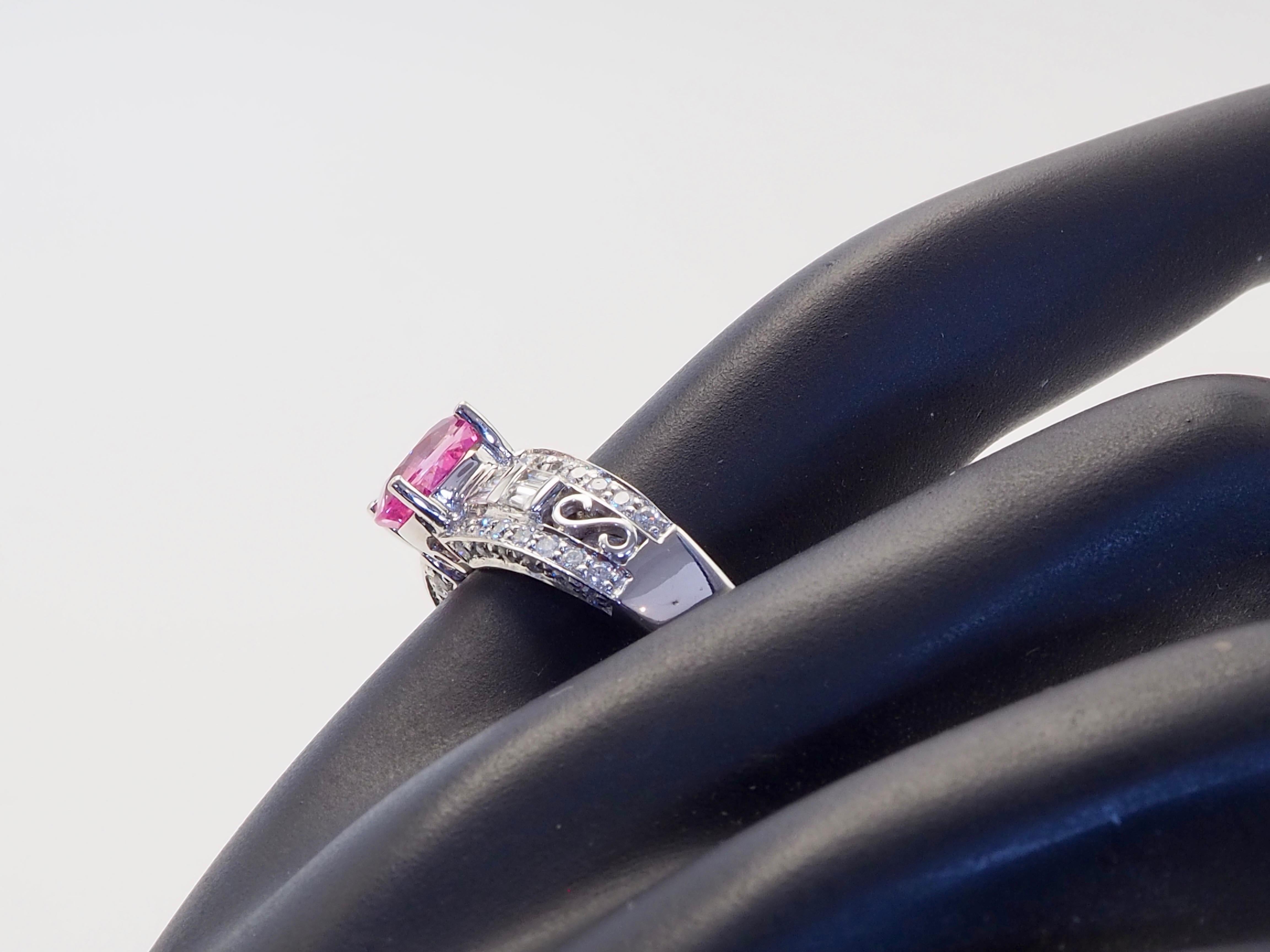 Anello a fascia fine in oro bianco 18 carati con zaffiro rosa ovale da 1,65 carati e diamante da 0,56 carati in vendita 3