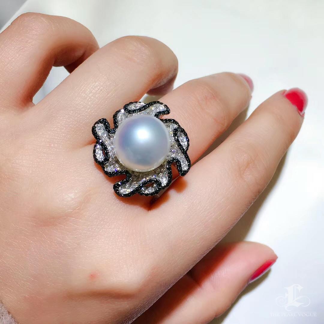 Grezzo Anello di dichiarazione con diamante e perle dei mari del sud in vendita
