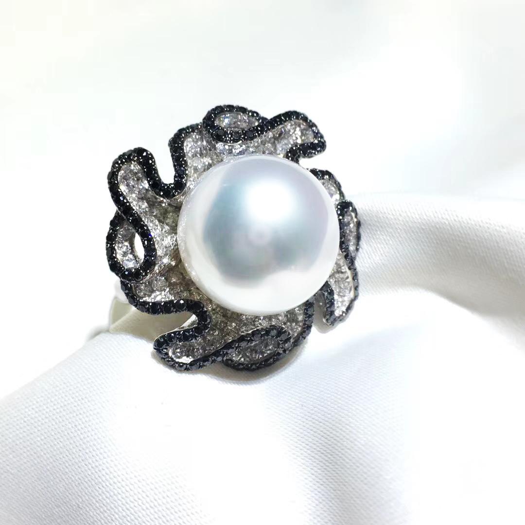 Anello di dichiarazione con diamante e perle dei mari del sud In condizioni Nuovo in vendita a New York, NY