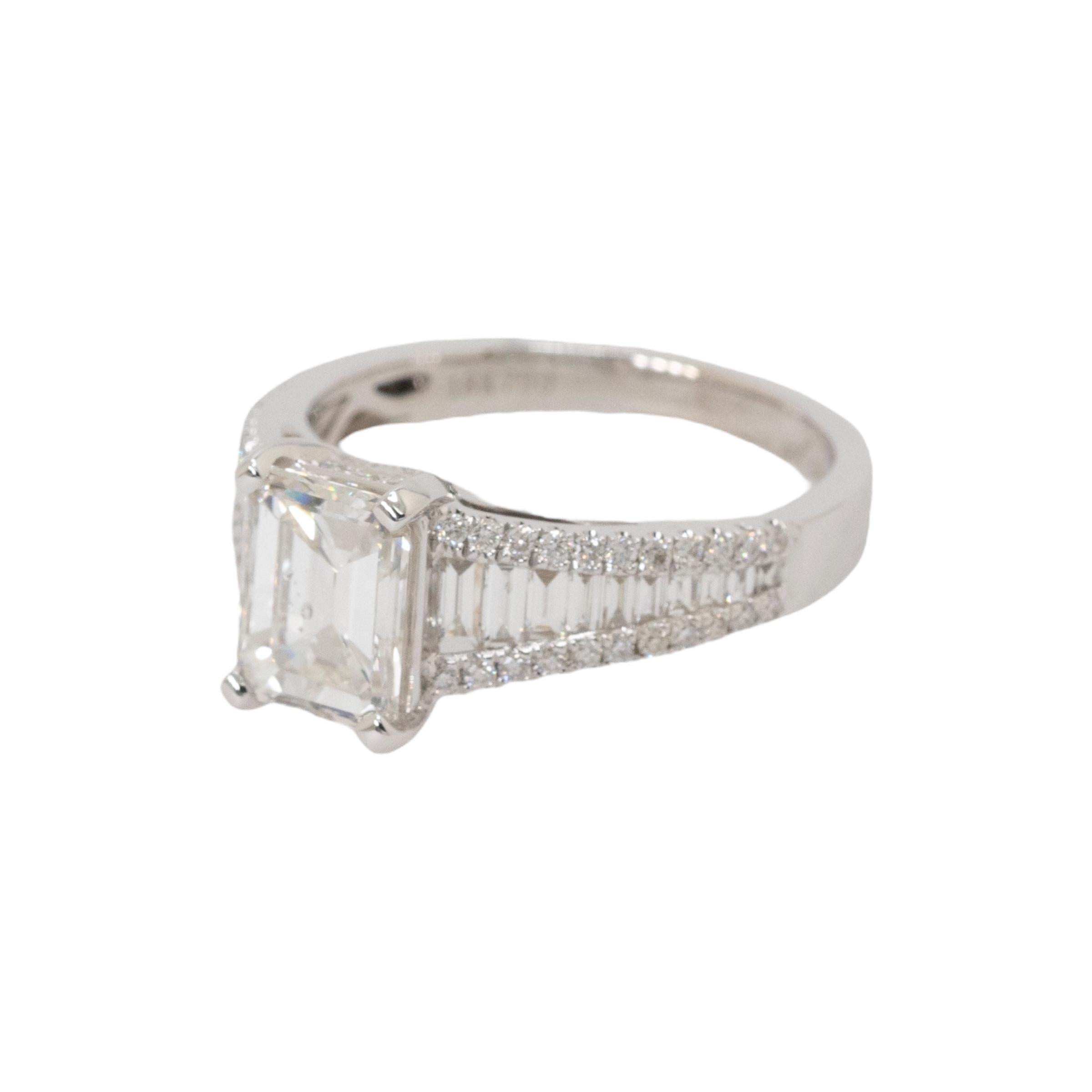 Questo squisito anello di fidanzamento è l'incarnazione di un'eleganza senza tempo, con al centro un diamante mozzafiato dal taglio a smeraldo di 1,69 carati. Certificata da GIA (Rapporto #2235113050), la pietra centrale ha una gradazione di colore