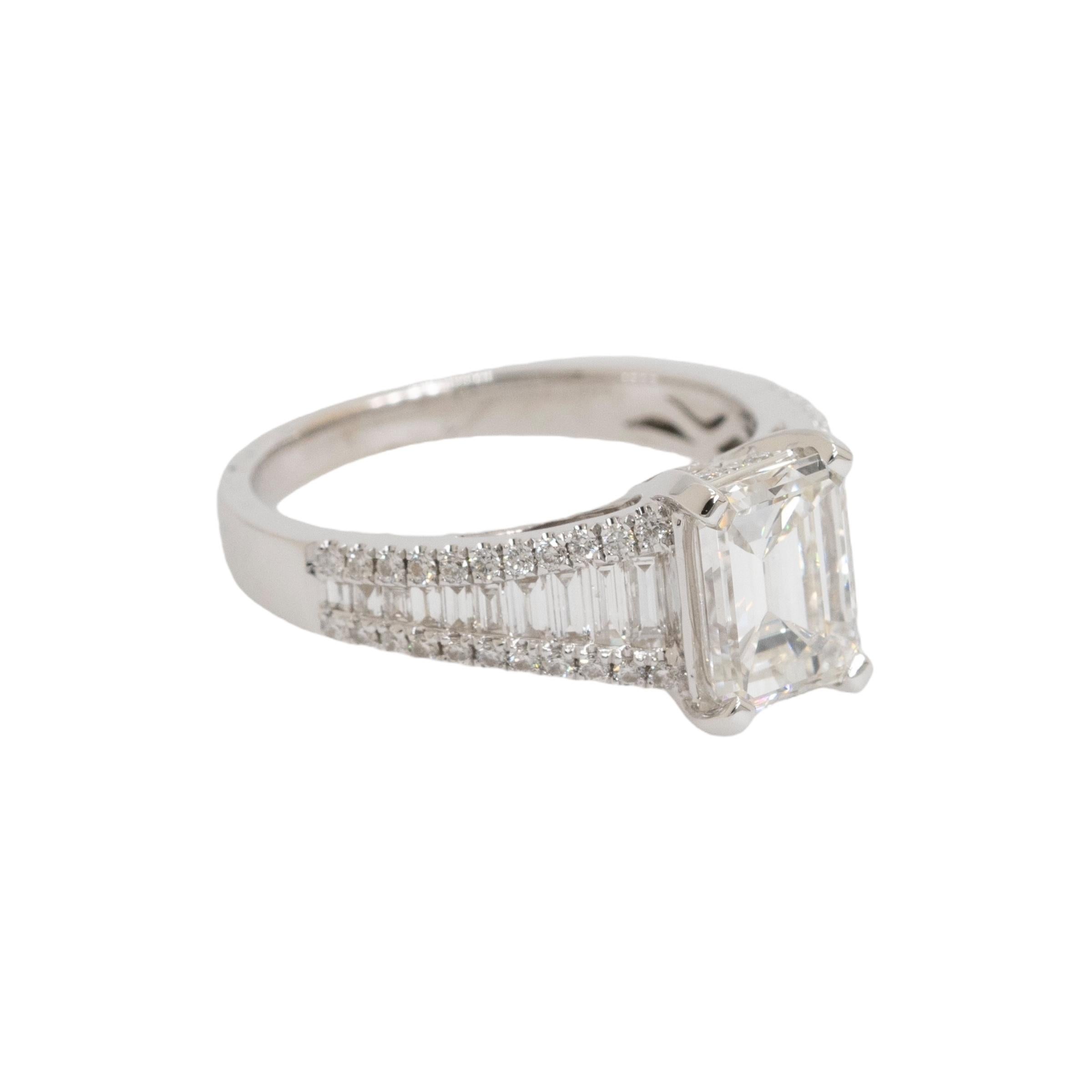 Moderno Anello di fidanzamento con diamante naturale taglio smeraldo in oro bianco 18k 1,69ct in vendita