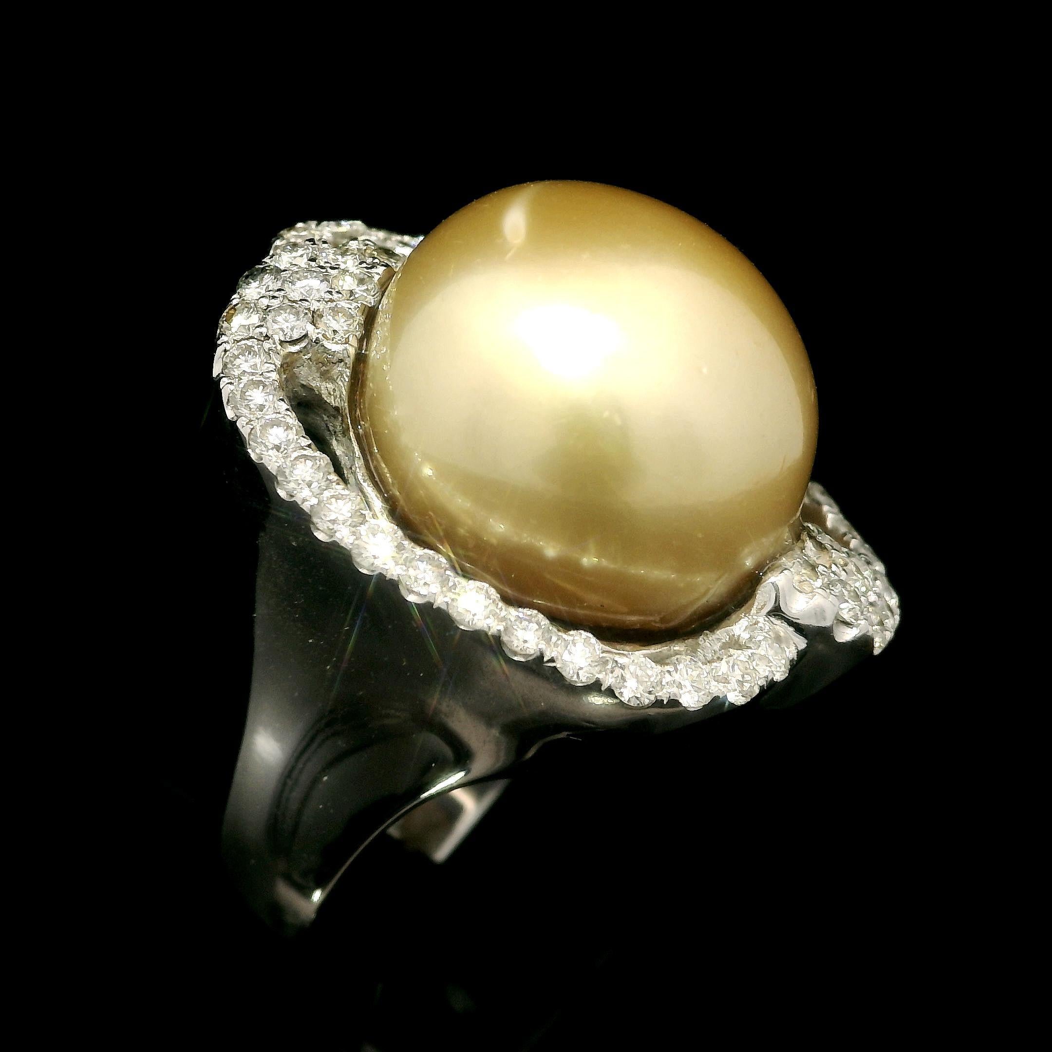 18 Karat Weißgold 16 mm Goldene Südseeperle mit 0,85 Karat Diamant Schwerer Cocktail-Ring (Rundschliff) im Angebot