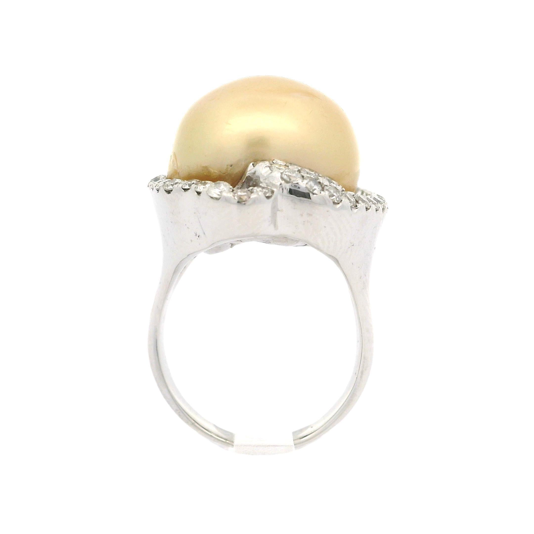 18 Karat Weißgold 16 mm Goldene Südseeperle mit 0,85 Karat Diamant Schwerer Cocktail-Ring im Angebot 1
