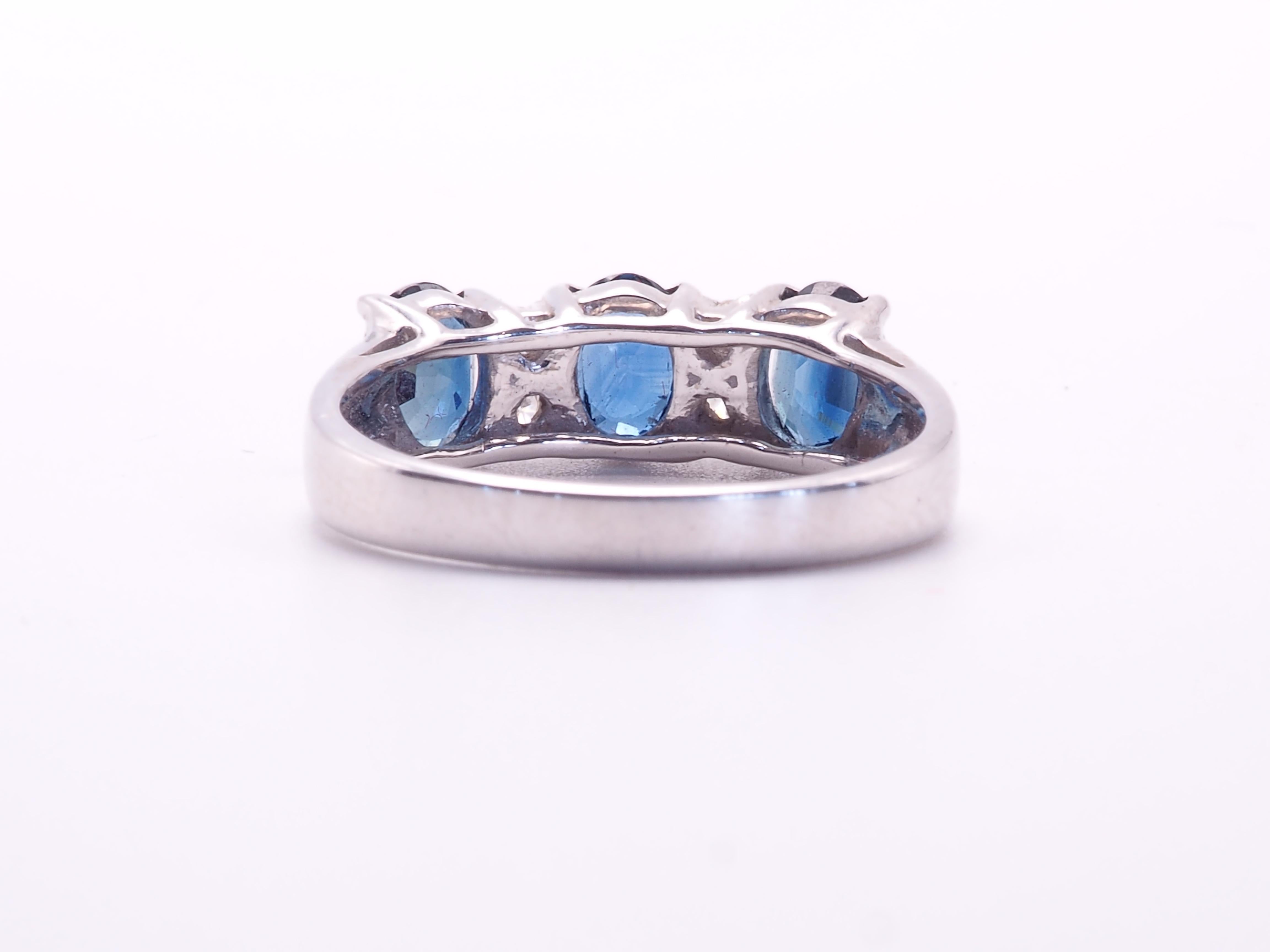 18 Karat Weißgold 1,70 Karat Blauer Saphir & 0,07 Karat Diamant Drei-Stein-Ring (Ovalschliff) im Angebot